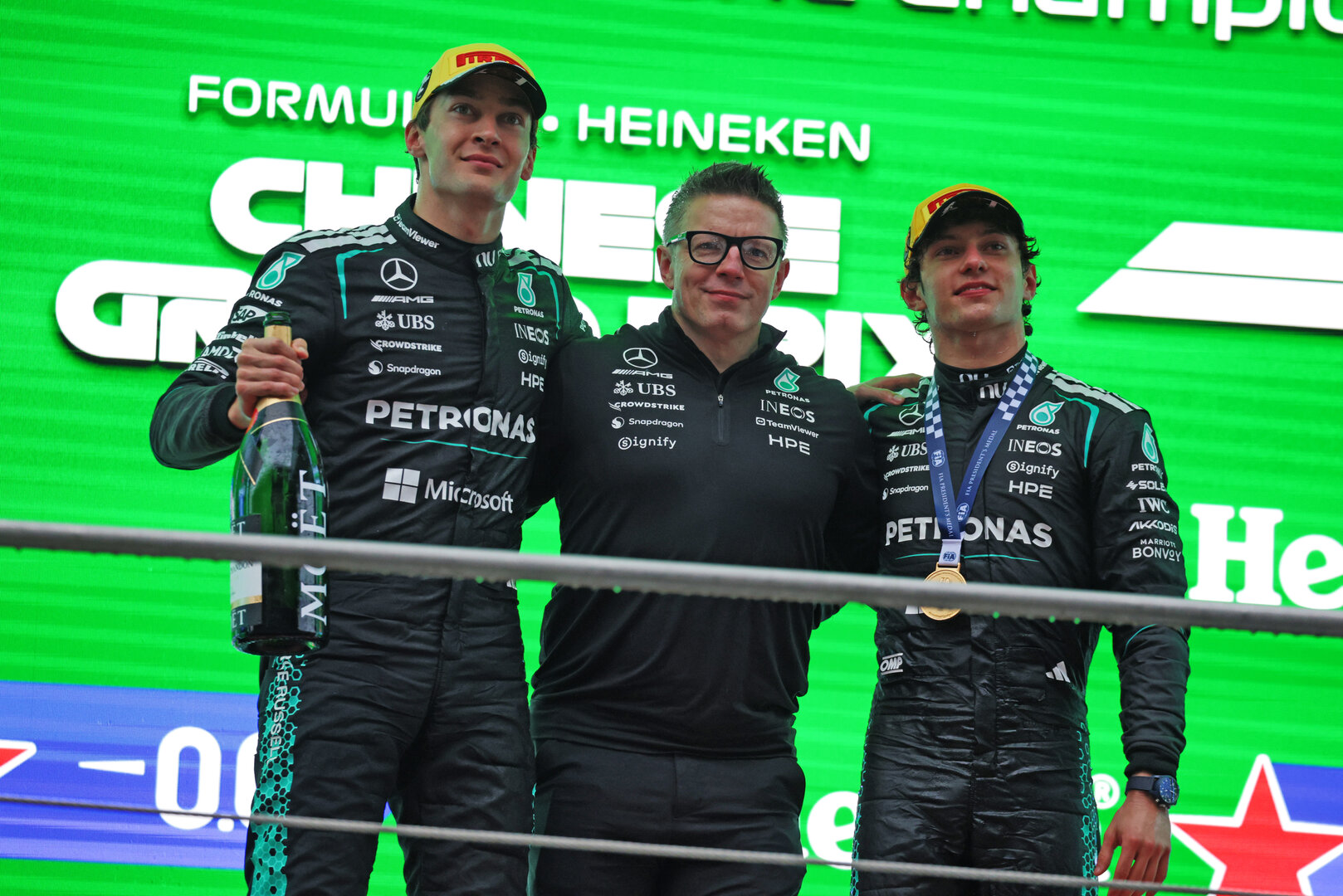 GP CINA, The podium (L to R): George Russell (GBR) Mercedes AMG Formula One Team; Andrea Kimi Antonelli (ITA) Mercedes AMG Formula One Team, vincitore; Peter Bonnington (GBR) Mercedes AMG Formula One Team Gara Engineer.
15.03.2026. Formula 1 World Championship, Rd 2, Chinese Grand Prix, Shanghai, China, Gara Day.
- www.xpbimages.com, EMail: requests@xpbimages.com © Copyright: Moy / XPB Images