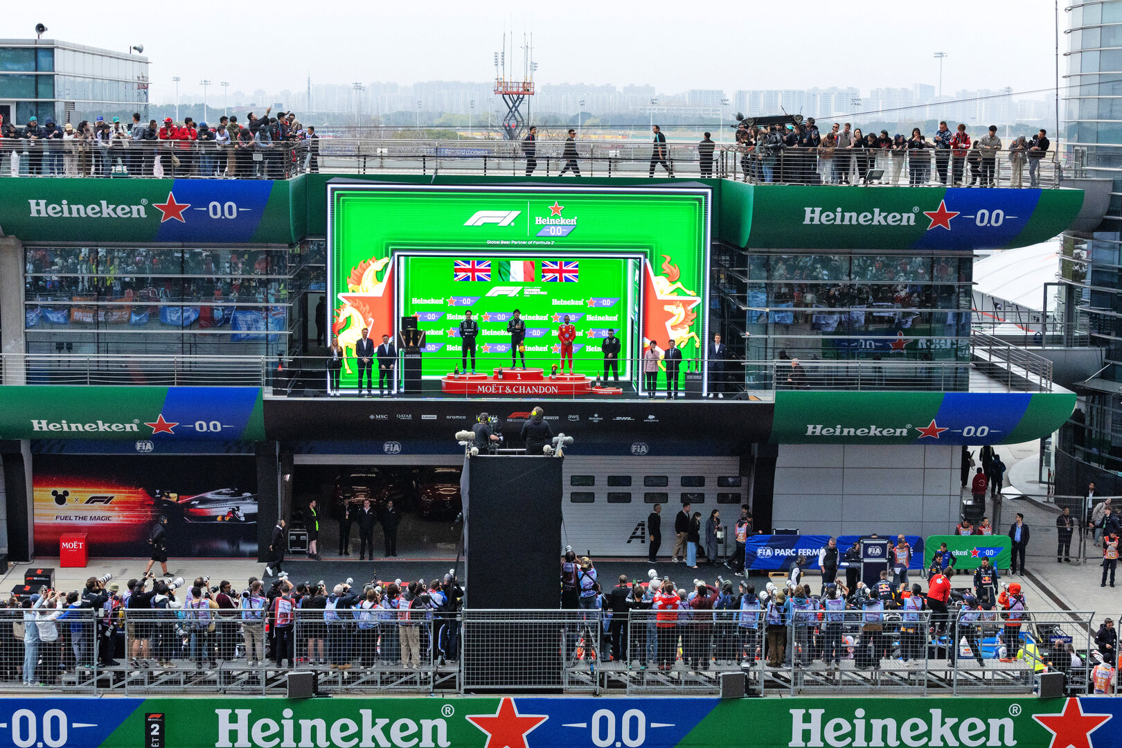 GP CINA, The podium (L to R): George Russell (GBR) Mercedes AMG Formula One Team, second; Andrea Kimi Antonelli (ITA) Mercedes AMG Formula One Team, vincitore; Lewis Hamilton (GBR) Ferrari, third; Peter Bonnington (GBR) Mercedes AMG Formula One Team Gara Engineer.
15.03.2026. Formula 1 World Championship, Rd 2, Chinese Grand Prix, Shanghai, China, Gara Day.
- www.xpbimages.com, EMail: requests@xpbimages.com © Copyright: Denny / XPB Images