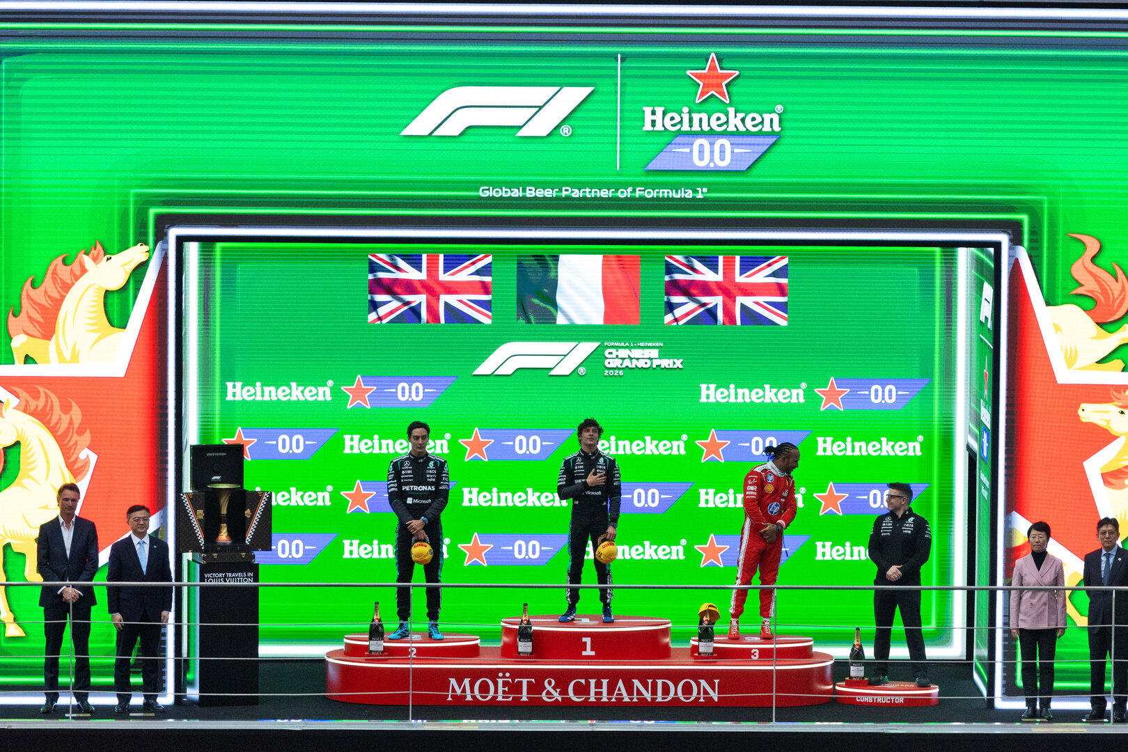 GP CINA, The podium (L to R): George Russell (GBR) Mercedes AMG Formula One Team, second; Andrea Kimi Antonelli (ITA) Mercedes AMG Formula One Team, vincitore; Lewis Hamilton (GBR) Ferrari, third; Peter Bonnington (GBR) Mercedes AMG Formula One Team Gara Engineer.
15.03.2026. Formula 1 World Championship, Rd 2, Chinese Grand Prix, Shanghai, China, Gara Day.
- www.xpbimages.com, EMail: requests@xpbimages.com © Copyright: Denny / XPB Images