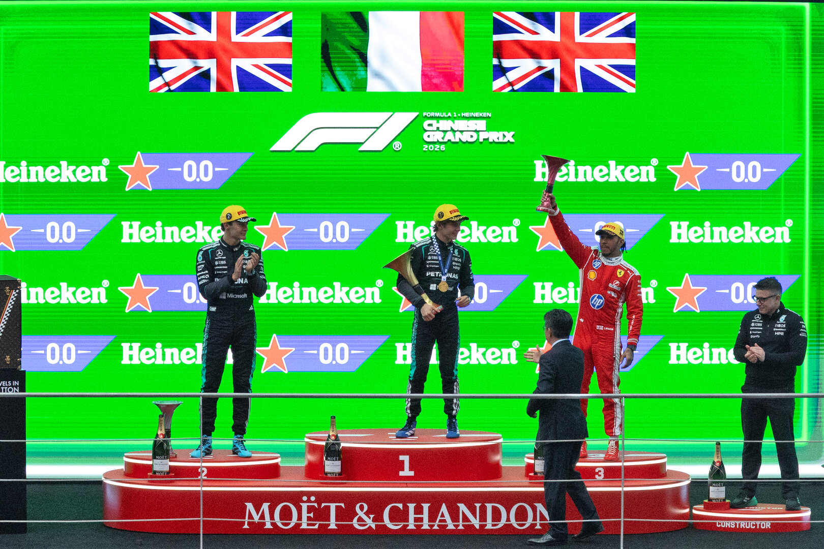 GP CINA, The podium (L to R): George Russell (GBR) Mercedes AMG Formula One Team, second; Andrea Kimi Antonelli (ITA) Mercedes AMG Formula One Team, vincitore; Lewis Hamilton (GBR) Ferrari, third; Peter Bonnington (GBR) Mercedes AMG Formula One Team Gara Engineer.
15.03.2026. Formula 1 World Championship, Rd 2, Chinese Grand Prix, Shanghai, China, Gara Day.
- www.xpbimages.com, EMail: requests@xpbimages.com © Copyright: Denny / XPB Images