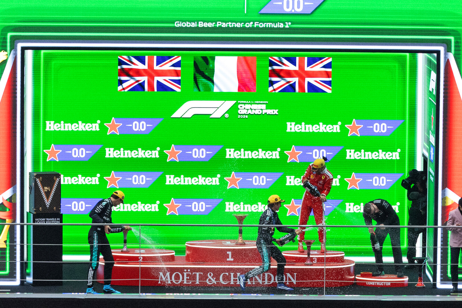 GP CINA, The podium (L to R): George Russell (GBR) Mercedes AMG Formula One Team, second; Andrea Kimi Antonelli (ITA) Mercedes AMG Formula One Team, vincitore; Lewis Hamilton (GBR) Ferrari, third; Peter Bonnington (GBR) Mercedes AMG Formula One Team Gara Engineer.
15.03.2026. Formula 1 World Championship, Rd 2, Chinese Grand Prix, Shanghai, China, Gara Day.
- www.xpbimages.com, EMail: requests@xpbimages.com © Copyright: Denny / XPB Images