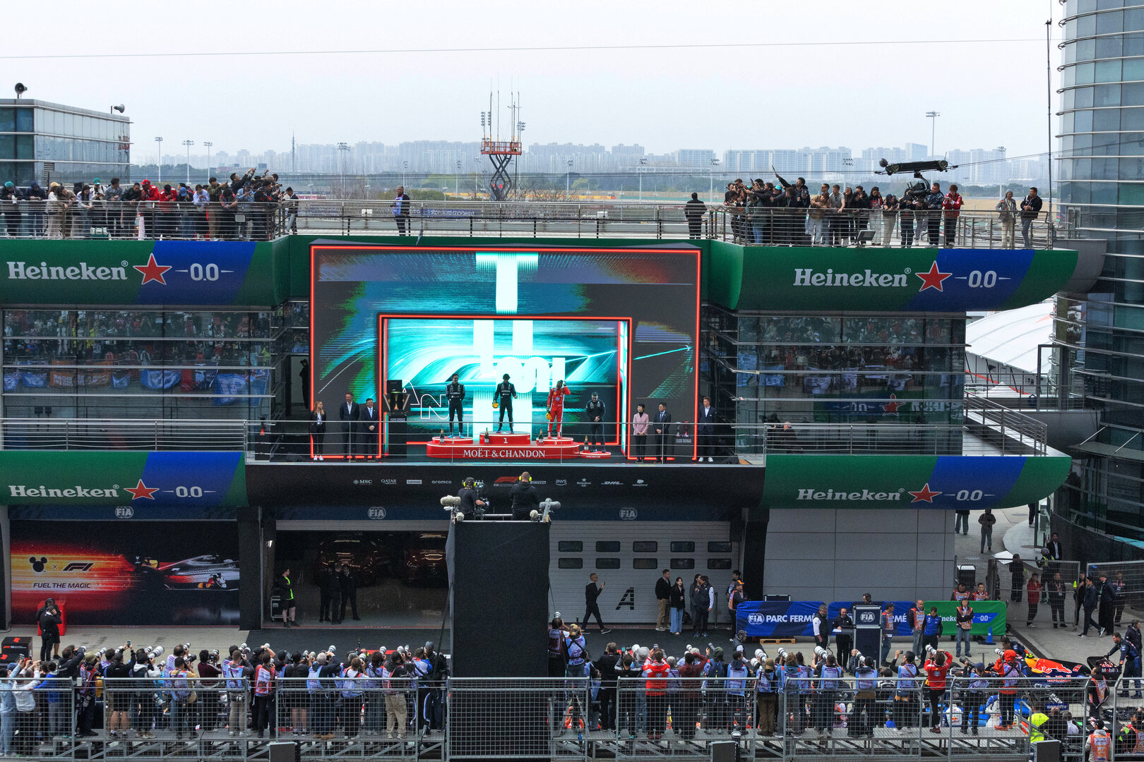 GP CINA, The podium (L to R): George Russell (GBR) Mercedes AMG Formula One Team, second; Andrea Kimi Antonelli (ITA) Mercedes AMG Formula One Team, vincitore; Lewis Hamilton (GBR) Ferrari, third; Peter Bonnington (GBR) Mercedes AMG Formula One Team Gara Engineer.
15.03.2026. Formula 1 World Championship, Rd 2, Chinese Grand Prix, Shanghai, China, Gara Day.
- www.xpbimages.com, EMail: requests@xpbimages.com © Copyright: Denny / XPB Images