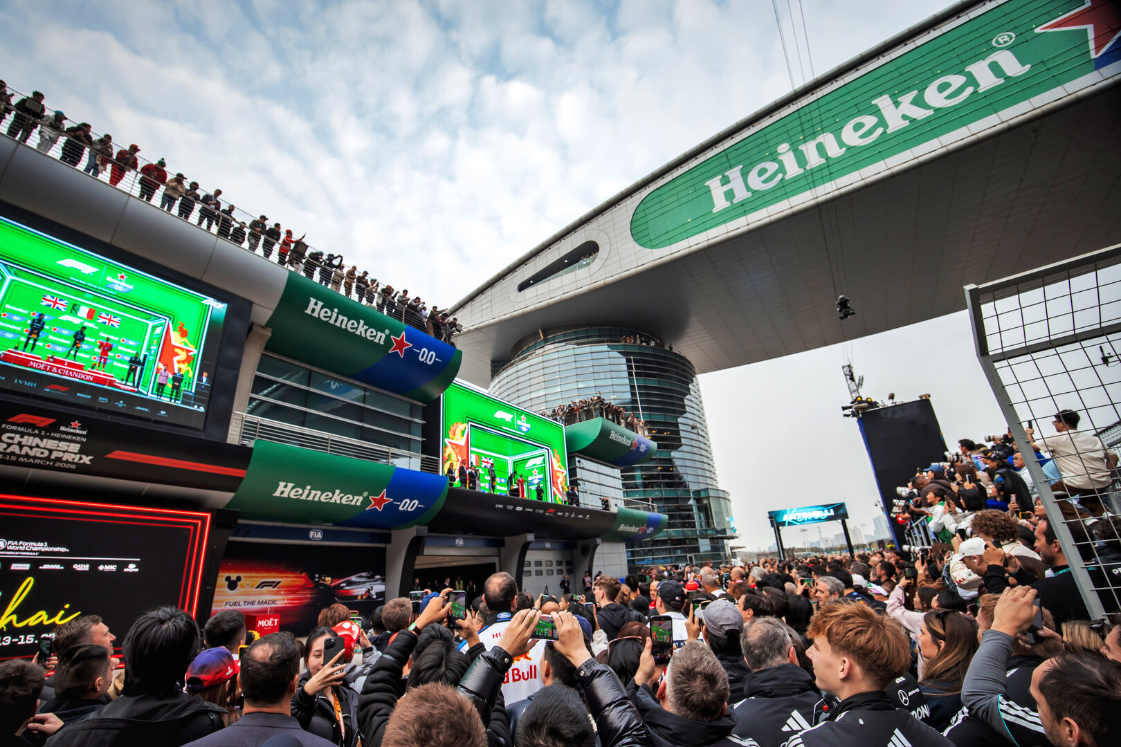 GP CINA, The podium (L to R): George Russell (GBR) Mercedes AMG Formula One Team, second; Andrea Kimi Antonelli (ITA) Mercedes AMG Formula One Team, vincitore; Lewis Hamilton (GBR) Ferrari, third; Peter Bonnington (GBR) Mercedes AMG Formula One Team Gara Engineer.
15.03.2026. Formula 1 World Championship, Rd 2, Chinese Grand Prix, Shanghai, China, Gara Day.
- www.xpbimages.com, EMail: requests@xpbimages.com © Copyright: Bearne / XPB Images