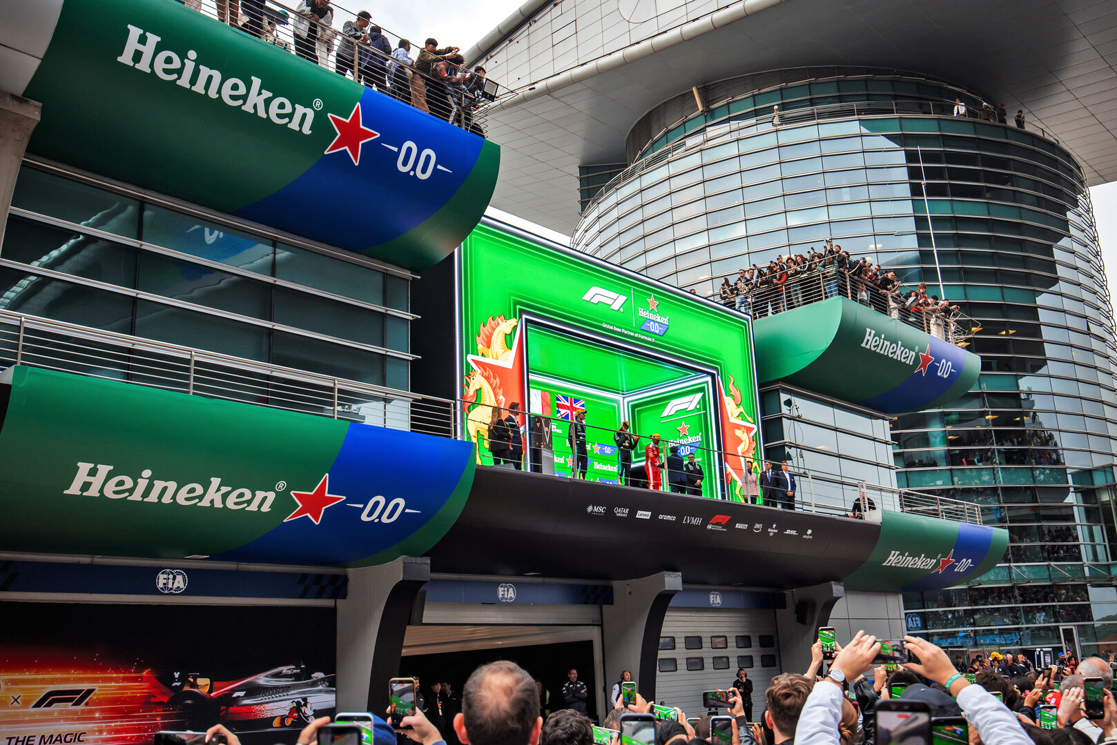 GP CINA, The podium (L to R): George Russell (GBR) Mercedes AMG Formula One Team, second; Andrea Kimi Antonelli (ITA) Mercedes AMG Formula One Team, vincitore; Lewis Hamilton (GBR) Ferrari, third; Peter Bonnington (GBR) Mercedes AMG Formula One Team Gara Engineer.
15.03.2026. Formula 1 World Championship, Rd 2, Chinese Grand Prix, Shanghai, China, Gara Day.
- www.xpbimages.com, EMail: requests@xpbimages.com © Copyright: Bearne / XPB Images