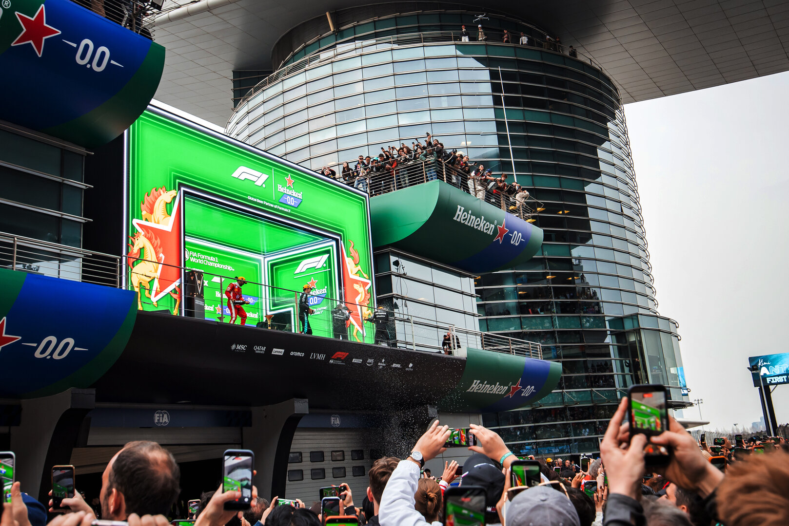 GP CINA, The podium (L to R): George Russell (GBR) Mercedes AMG Formula One Team, second; Andrea Kimi Antonelli (ITA) Mercedes AMG Formula One Team, vincitore; Lewis Hamilton (GBR) Ferrari, third; Peter Bonnington (GBR) Mercedes AMG Formula One Team Gara Engineer.
15.03.2026. Formula 1 World Championship, Rd 2, Chinese Grand Prix, Shanghai, China, Gara Day.
- www.xpbimages.com, EMail: requests@xpbimages.com © Copyright: Bearne / XPB Images