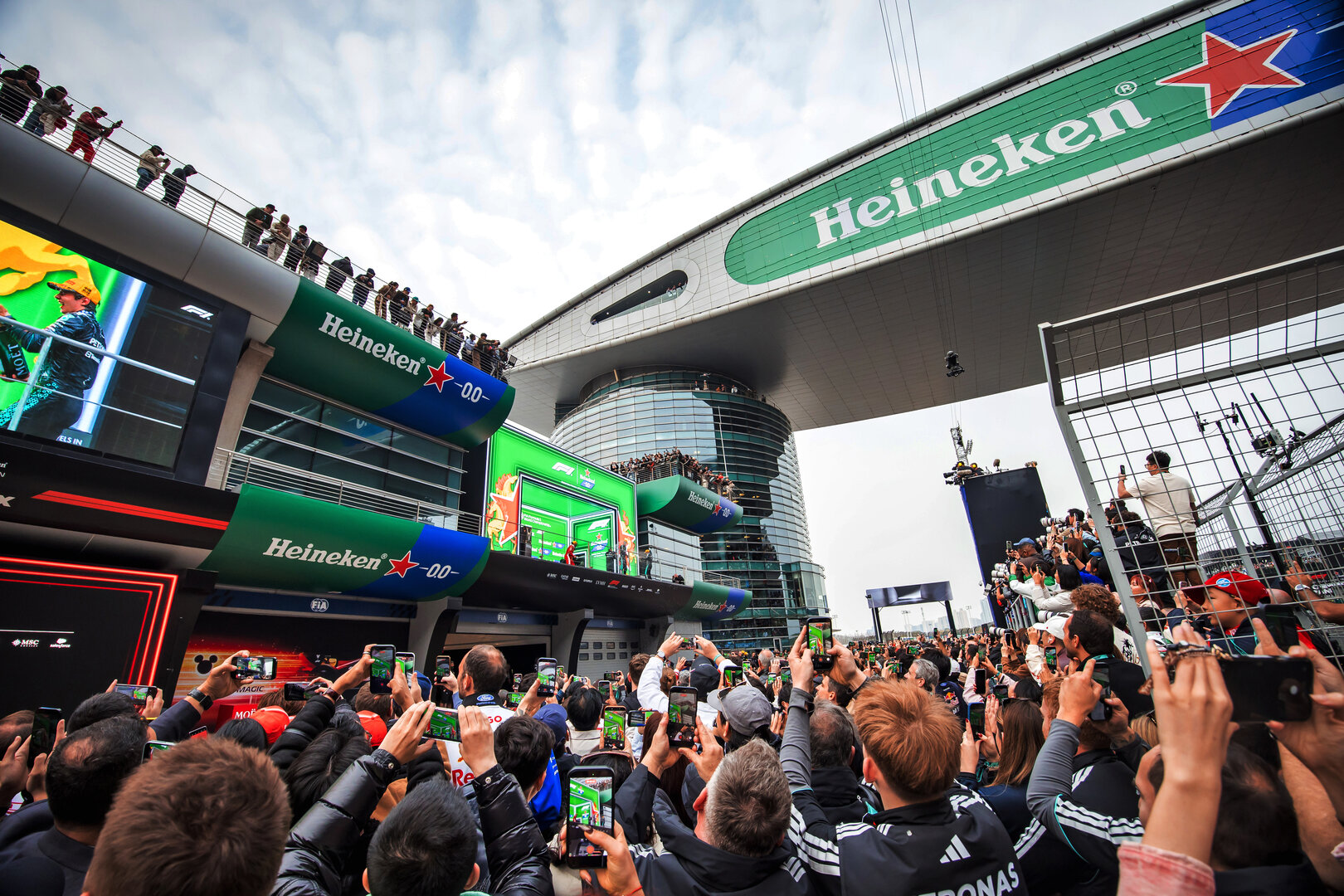 GP CINA, The podium (L to R): George Russell (GBR) Mercedes AMG Formula One Team, second; Andrea Kimi Antonelli (ITA) Mercedes AMG Formula One Team, vincitore; Lewis Hamilton (GBR) Ferrari, third; Peter Bonnington (GBR) Mercedes AMG Formula One Team Gara Engineer.
15.03.2026. Formula 1 World Championship, Rd 2, Chinese Grand Prix, Shanghai, China, Gara Day.
- www.xpbimages.com, EMail: requests@xpbimages.com © Copyright: Bearne / XPB Images