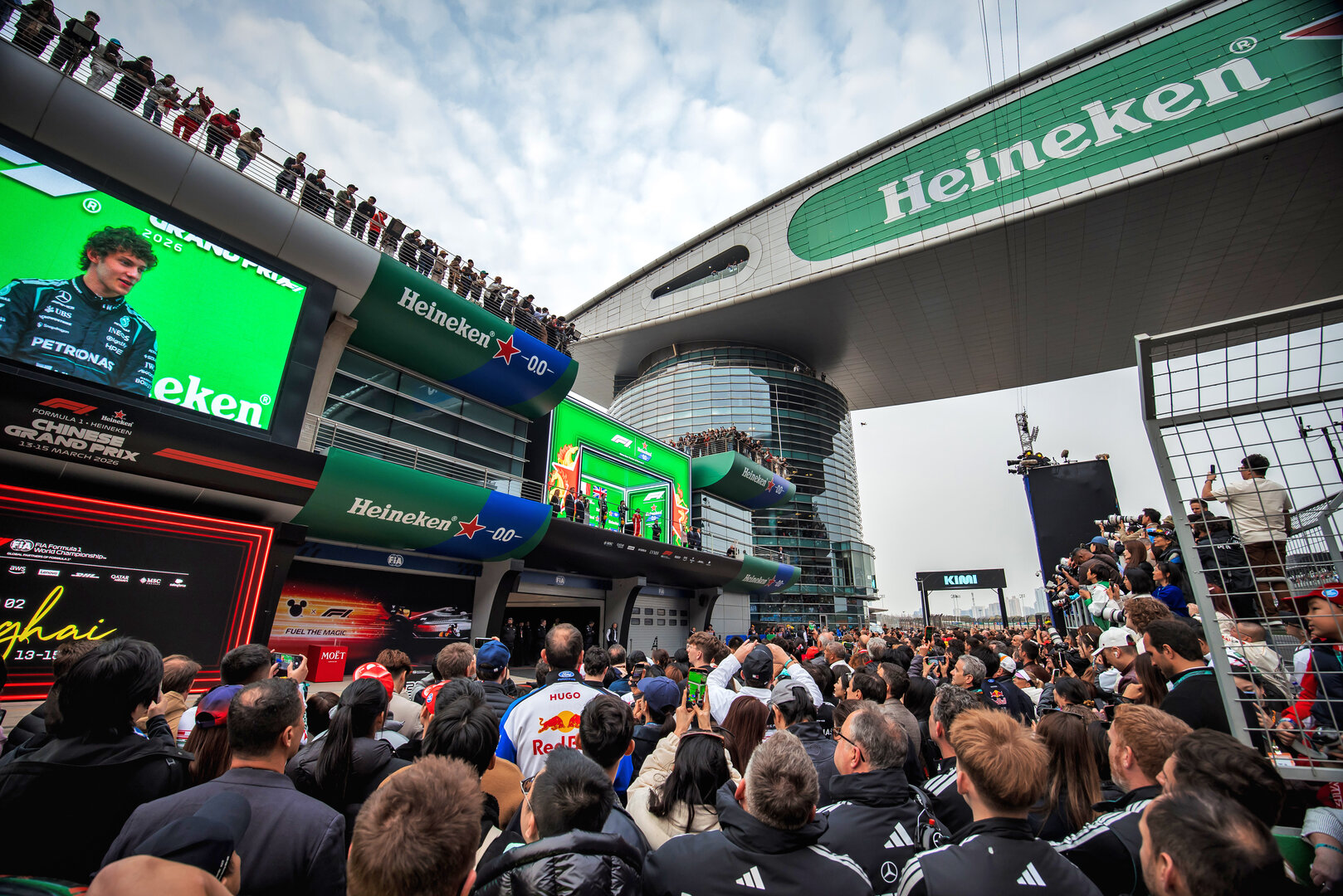 GP CINA, The podium (L to R): George Russell (GBR) Mercedes AMG Formula One Team, second; Andrea Kimi Antonelli (ITA) Mercedes AMG Formula One Team, vincitore; Lewis Hamilton (GBR) Ferrari, third; Peter Bonnington (GBR) Mercedes AMG Formula One Team Gara Engineer.
15.03.2026. Formula 1 World Championship, Rd 2, Chinese Grand Prix, Shanghai, China, Gara Day.
- www.xpbimages.com, EMail: requests@xpbimages.com © Copyright: Bearne / XPB Images