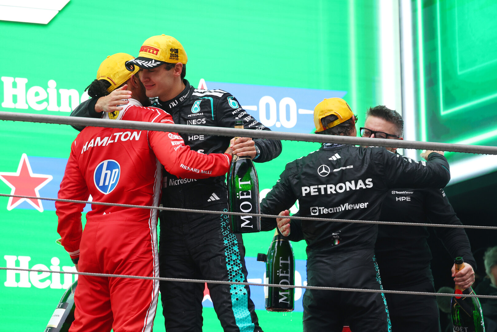 GP CINA, (L to R): Lewis Hamilton (GBR) Ferrari; George Russell (GBR) Mercedes AMG Formula One Team; Andrea Kimi Antonelli (ITA) Mercedes AMG Formula One Team; e Peter Bonnington (GBR) Mercedes AMG Formula One Team Gara Engineer on the podium.
15.03.2026. Formula 1 World Championship, Rd 2, Chinese Grand Prix, Shanghai, China, Gara Day.
 - www.xpbimages.com, EMail: requests@xpbimages.com © Copyright: Patching / XPB Images