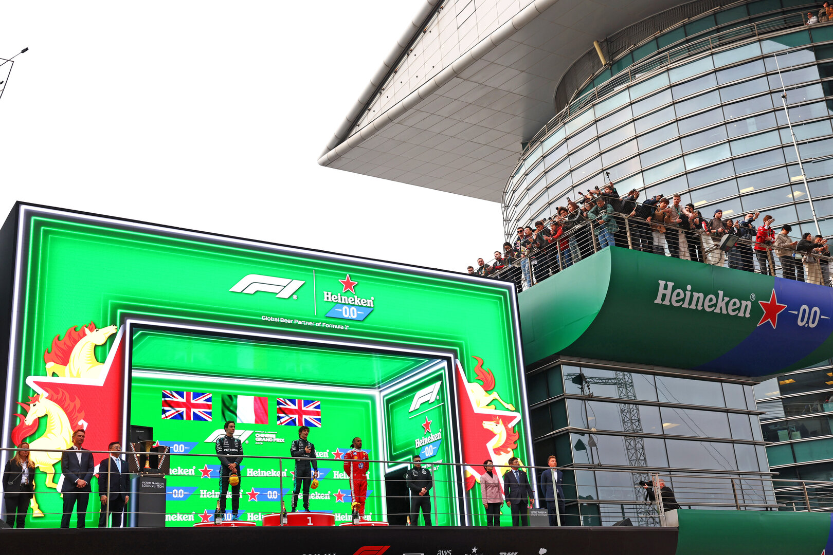 GP CINA, The podium (L to R): George Russell (GBR) Mercedes AMG Formula One Team, second; Andrea Kimi Antonelli (ITA) Mercedes AMG Formula One Team, vincitore; Lewis Hamilton (GBR) Ferrari, third; Peter Bonnington (GBR) Mercedes AMG Formula One Team Gara Engineer.
15.03.2026. Formula 1 World Championship, Rd 2, Chinese Grand Prix, Shanghai, China, Gara Day.
 - www.xpbimages.com, EMail: requests@xpbimages.com © Copyright: Patching / XPB Images