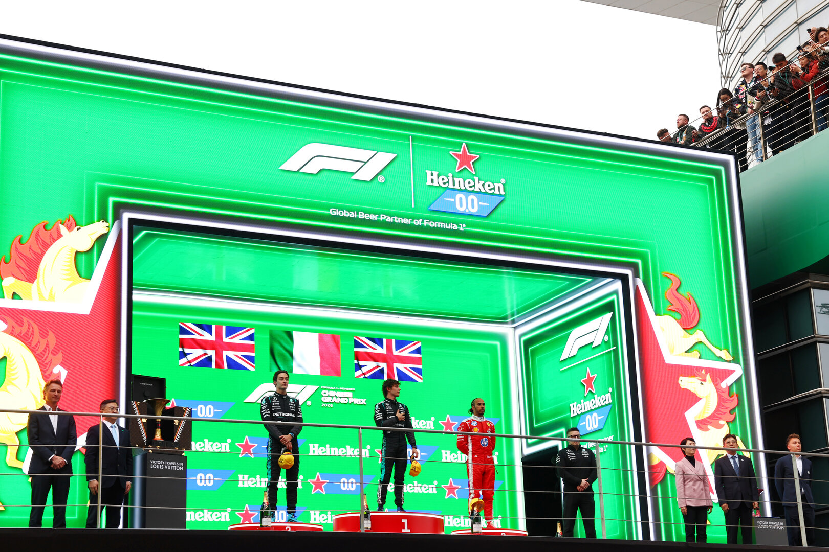 GP CINA, The podium (L to R): George Russell (GBR) Mercedes AMG Formula One Team, second; Andrea Kimi Antonelli (ITA) Mercedes AMG Formula One Team, vincitore; Lewis Hamilton (GBR) Ferrari, third; Peter Bonnington (GBR) Mercedes AMG Formula One Team Gara Engineer.
15.03.2026. Formula 1 World Championship, Rd 2, Chinese Grand Prix, Shanghai, China, Gara Day.
 - www.xpbimages.com, EMail: requests@xpbimages.com © Copyright: Patching / XPB Images