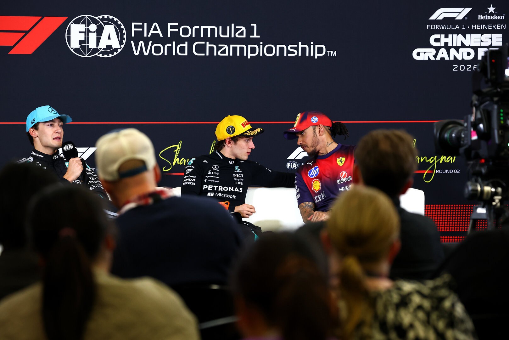 GP CINA, (L to R): George Russell (GBR) Mercedes AMG Formula One Team; Andrea Kimi Antonelli (ITA) Mercedes AMG Formula One Team; e Lewis Hamilton (GBR) Ferrari in the post race FIA Press Conference.
15.03.2026. Formula 1 World Championship, Rd 2, Chinese Grand Prix, Shanghai, China, Gara Day.
- www.xpbimages.com, EMail: requests@xpbimages.com © Copyright: Bearne / XPB Images