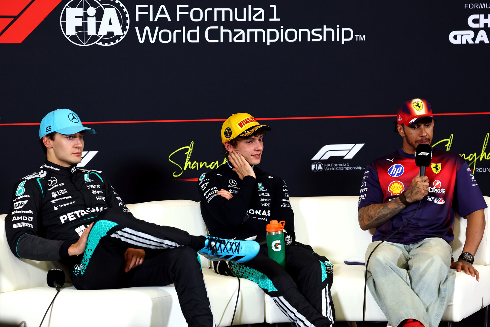 GP CINA, (L to R): George Russell (GBR) Mercedes AMG Formula One Team; Andrea Kimi Antonelli (ITA) Mercedes AMG Formula One Team; e Lewis Hamilton (GBR) Ferrari in the post race FIA Press Conference.
15.03.2026. Formula 1 World Championship, Rd 2, Chinese Grand Prix, Shanghai, China, Gara Day.
- www.xpbimages.com, EMail: requests@xpbimages.com © Copyright: Bearne / XPB Images