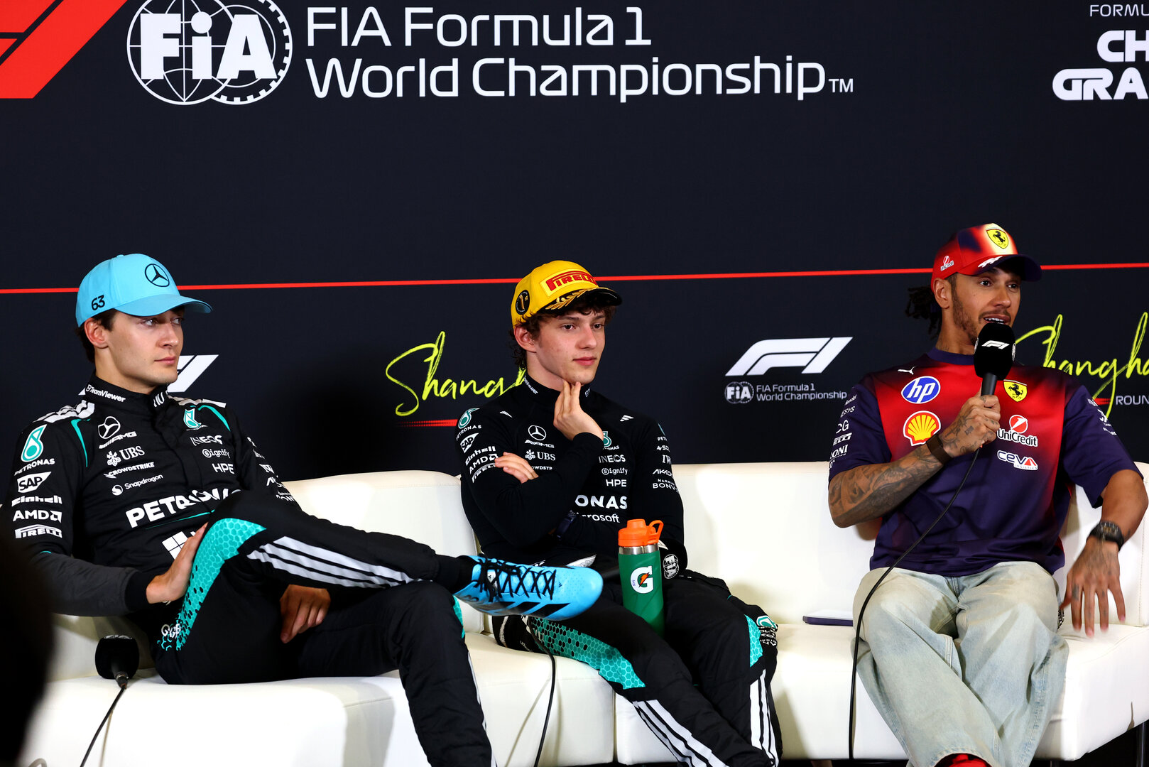 GP CINA, (L to R): George Russell (GBR) Mercedes AMG Formula One Team; Andrea Kimi Antonelli (ITA) Mercedes AMG Formula One Team; e Lewis Hamilton (GBR) Ferrari in the post race FIA Press Conference.
15.03.2026. Formula 1 World Championship, Rd 2, Chinese Grand Prix, Shanghai, China, Gara Day.
- www.xpbimages.com, EMail: requests@xpbimages.com © Copyright: Bearne / XPB Images