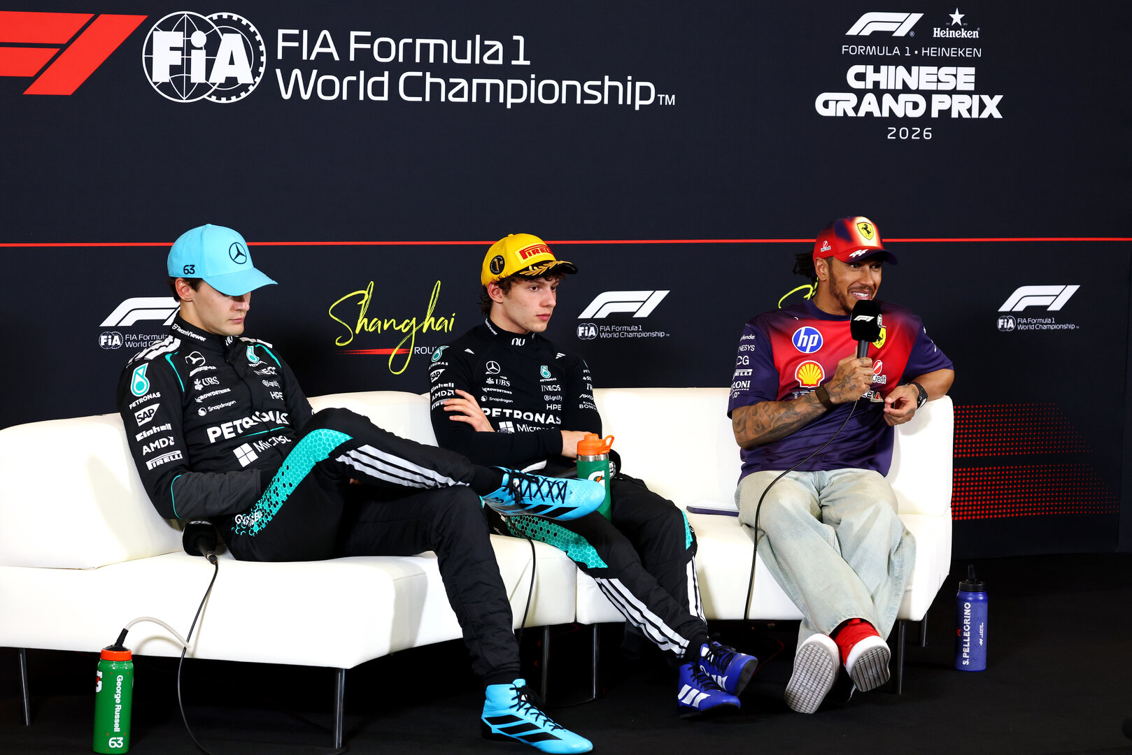 GP CINA, (L to R): George Russell (GBR) Mercedes AMG Formula One Team; Andrea Kimi Antonelli (ITA) Mercedes AMG Formula One Team; e Lewis Hamilton (GBR) Ferrari in the post race FIA Press Conference.
15.03.2026. Formula 1 World Championship, Rd 2, Chinese Grand Prix, Shanghai, China, Gara Day.
- www.xpbimages.com, EMail: requests@xpbimages.com © Copyright: Bearne / XPB Images