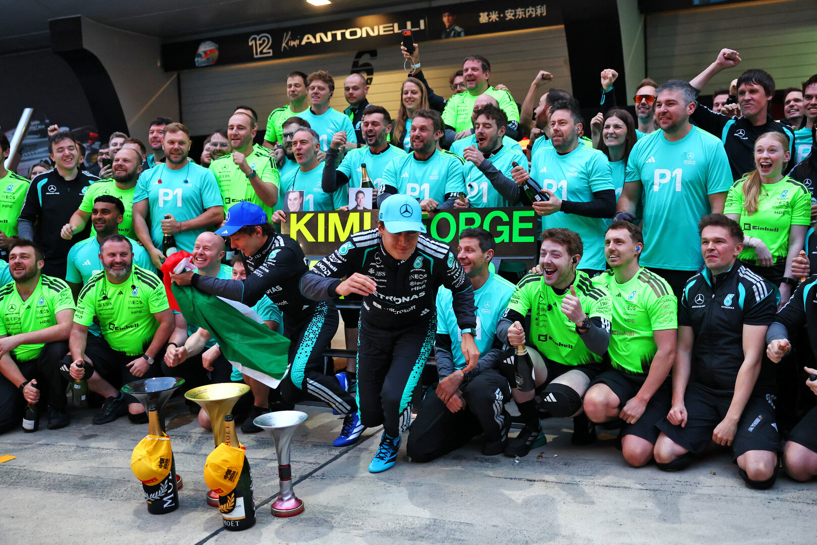 GP CINA, Gara winner Andrea Kimi Antonelli (ITA) Mercedes AMG Formula One Team e second placed George Russell (GBR) Mercedes AMG Formula One Team celebrate with the team.
15.03.2026. Formula 1 World Championship, Rd 2, Chinese Grand Prix, Shanghai, China, Gara Day.
- www.xpbimages.com, EMail: requests@xpbimages.com © Copyright: Bearne / XPB Images