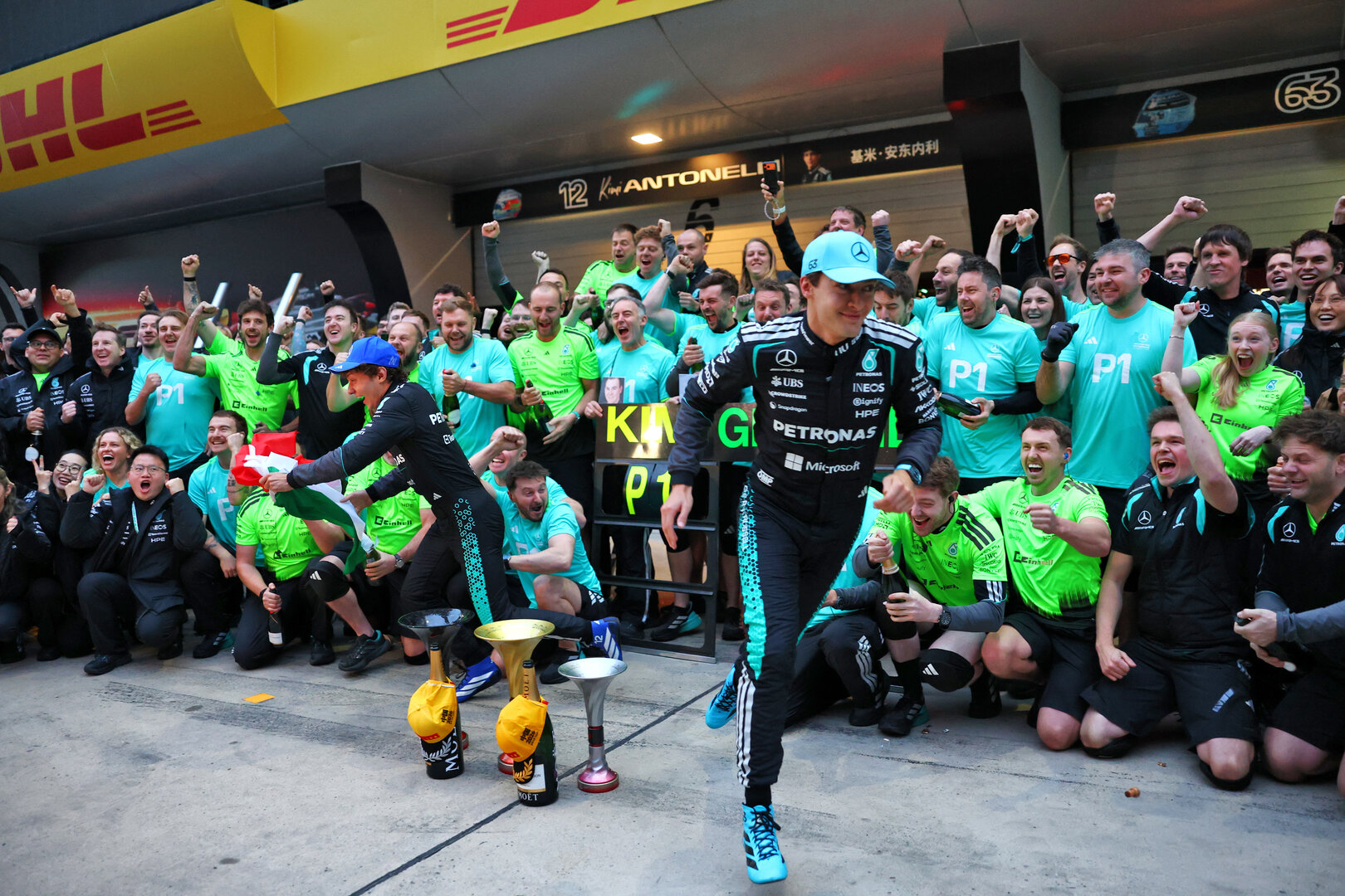 GP CINA, Gara winner Andrea Kimi Antonelli (ITA) Mercedes AMG Formula One Team e second placed George Russell (GBR) Mercedes AMG Formula One Team celebrate with the team.
15.03.2026. Formula 1 World Championship, Rd 2, Chinese Grand Prix, Shanghai, China, Gara Day.
- www.xpbimages.com, EMail: requests@xpbimages.com © Copyright: Bearne / XPB Images