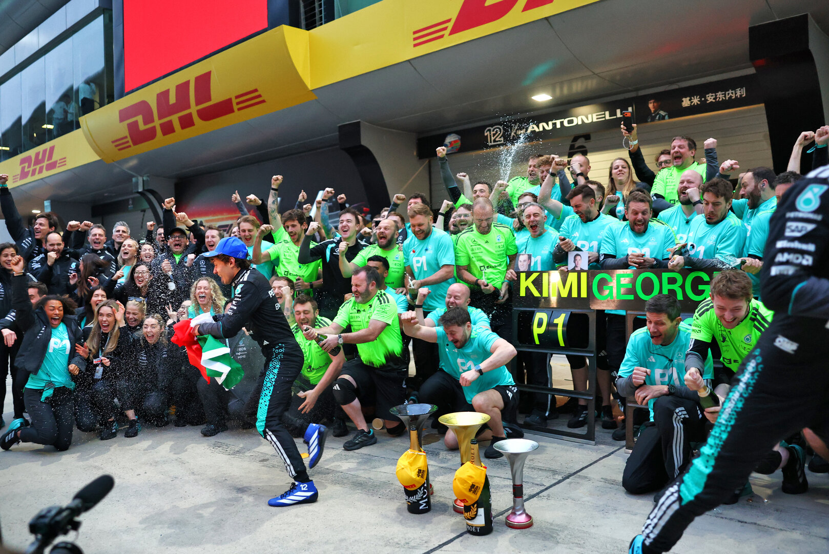 GP CINA, Gara winner Andrea Kimi Antonelli (ITA) Mercedes AMG Formula One Team e second placed George Russell (GBR) Mercedes AMG Formula One Team celebrate with the team.
15.03.2026. Formula 1 World Championship, Rd 2, Chinese Grand Prix, Shanghai, China, Gara Day.
- www.xpbimages.com, EMail: requests@xpbimages.com © Copyright: Bearne / XPB Images
