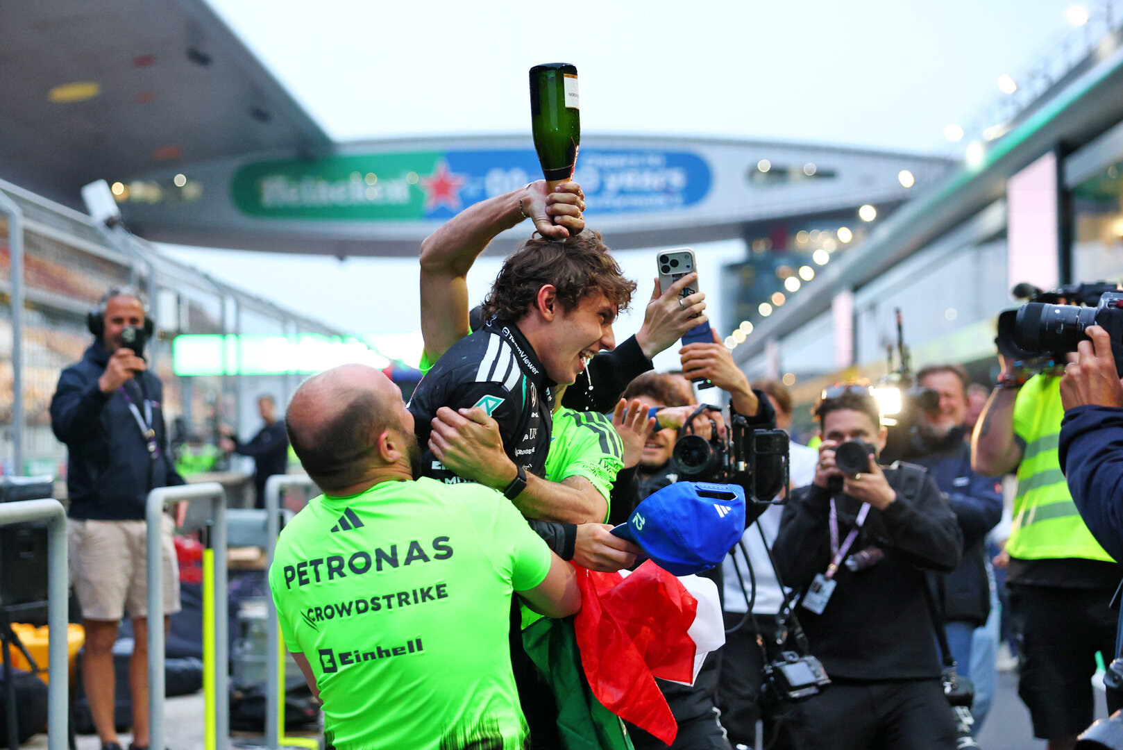 GP CINA, Gara winner Andrea Kimi Antonelli (ITA) Mercedes AMG Formula One Team celebrates with the team.
15.03.2026. Formula 1 World Championship, Rd 2, Chinese Grand Prix, Shanghai, China, Gara Day.
- www.xpbimages.com, EMail: requests@xpbimages.com © Copyright: Bearne / XPB Images