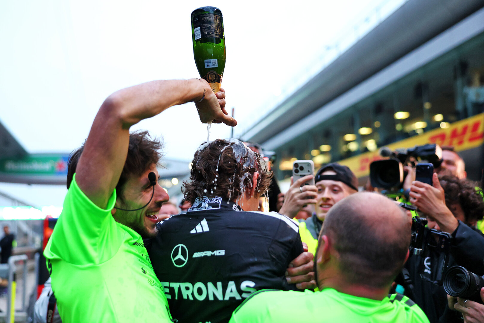 GP CINA, Gara winner Andrea Kimi Antonelli (ITA) Mercedes AMG Formula One Team celebrates with the team.
15.03.2026. Formula 1 World Championship, Rd 2, Chinese Grand Prix, Shanghai, China, Gara Day.
- www.xpbimages.com, EMail: requests@xpbimages.com © Copyright: Bearne / XPB Images