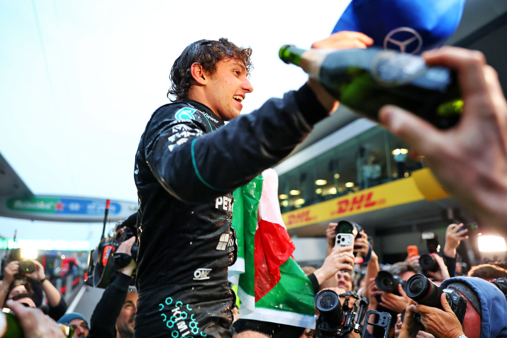 GP CINA, Gara winner Andrea Kimi Antonelli (ITA) Mercedes AMG Formula One Team celebrates with the team.
15.03.2026. Formula 1 World Championship, Rd 2, Chinese Grand Prix, Shanghai, China, Gara Day.
- www.xpbimages.com, EMail: requests@xpbimages.com © Copyright: Bearne / XPB Images