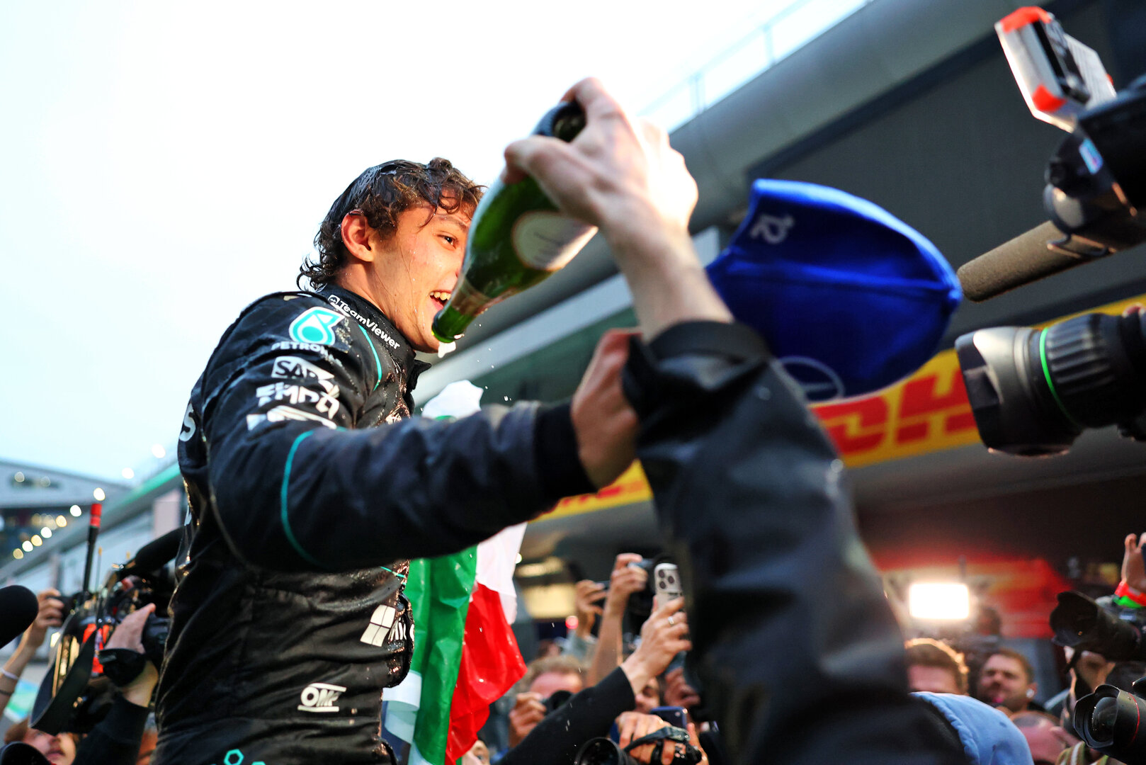 GP CINA, Gara winner Andrea Kimi Antonelli (ITA) Mercedes AMG Formula One Team celebrates with the team.
15.03.2026. Formula 1 World Championship, Rd 2, Chinese Grand Prix, Shanghai, China, Gara Day.
- www.xpbimages.com, EMail: requests@xpbimages.com © Copyright: Bearne / XPB Images