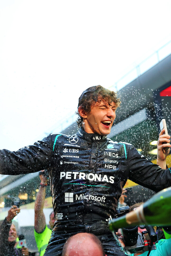 GP CINA, Gara winner Andrea Kimi Antonelli (ITA) Mercedes AMG Formula One Team celebrates with the team.
15.03.2026. Formula 1 World Championship, Rd 2, Chinese Grand Prix, Shanghai, China, Gara Day.
- www.xpbimages.com, EMail: requests@xpbimages.com © Copyright: Bearne / XPB Images