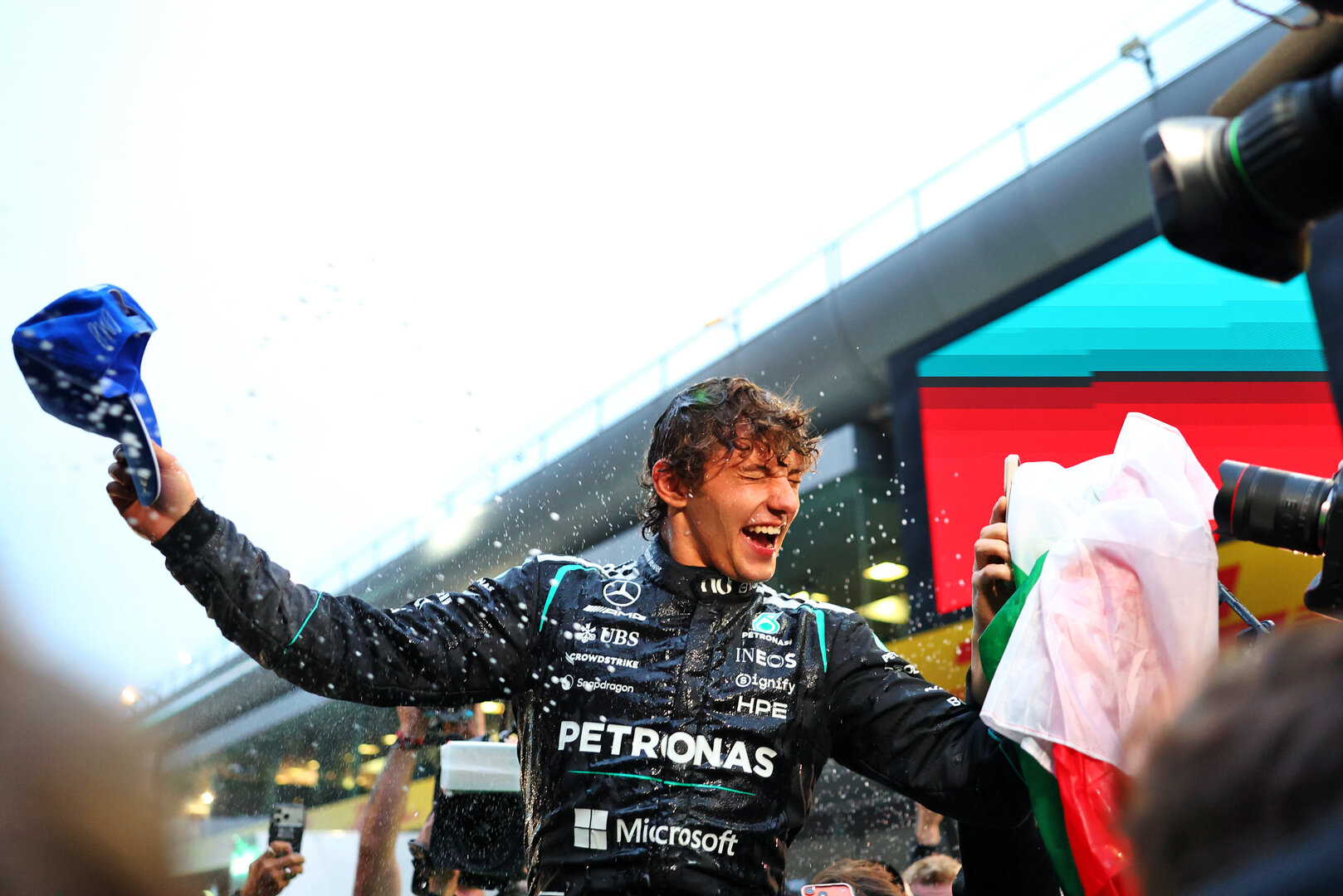 GP CINA, Gara winner Andrea Kimi Antonelli (ITA) Mercedes AMG Formula One Team celebrates with the team.
15.03.2026. Formula 1 World Championship, Rd 2, Chinese Grand Prix, Shanghai, China, Gara Day.
- www.xpbimages.com, EMail: requests@xpbimages.com © Copyright: Bearne / XPB Images