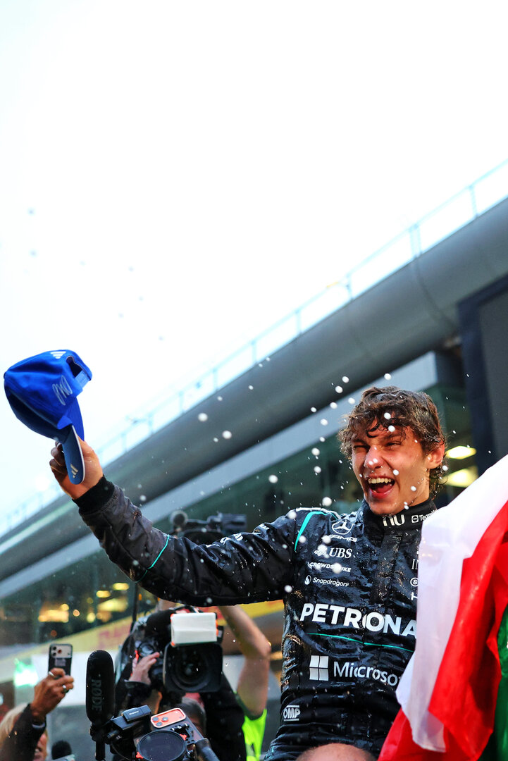 GP CINA, Gara winner Andrea Kimi Antonelli (ITA) Mercedes AMG Formula One Team celebrates with the team.
15.03.2026. Formula 1 World Championship, Rd 2, Chinese Grand Prix, Shanghai, China, Gara Day.
- www.xpbimages.com, EMail: requests@xpbimages.com © Copyright: Bearne / XPB Images