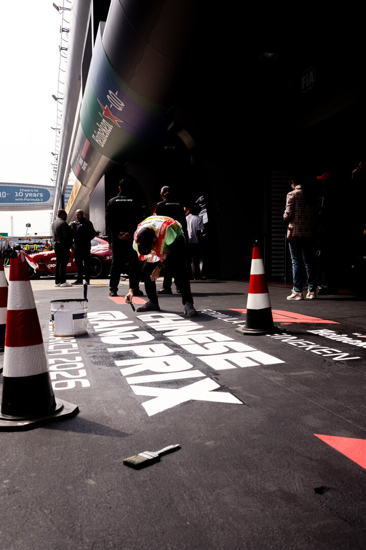 GP CINA, Circuit Atmosfera - parc ferme preparations.
15.03.2026. Formula 1 World Championship, Rd 2, Chinese Grand Prix, Shanghai, China, Gara Day.
- www.xpbimages.com, EMail: requests@xpbimages.com © Copyright: Denny / XPB Images