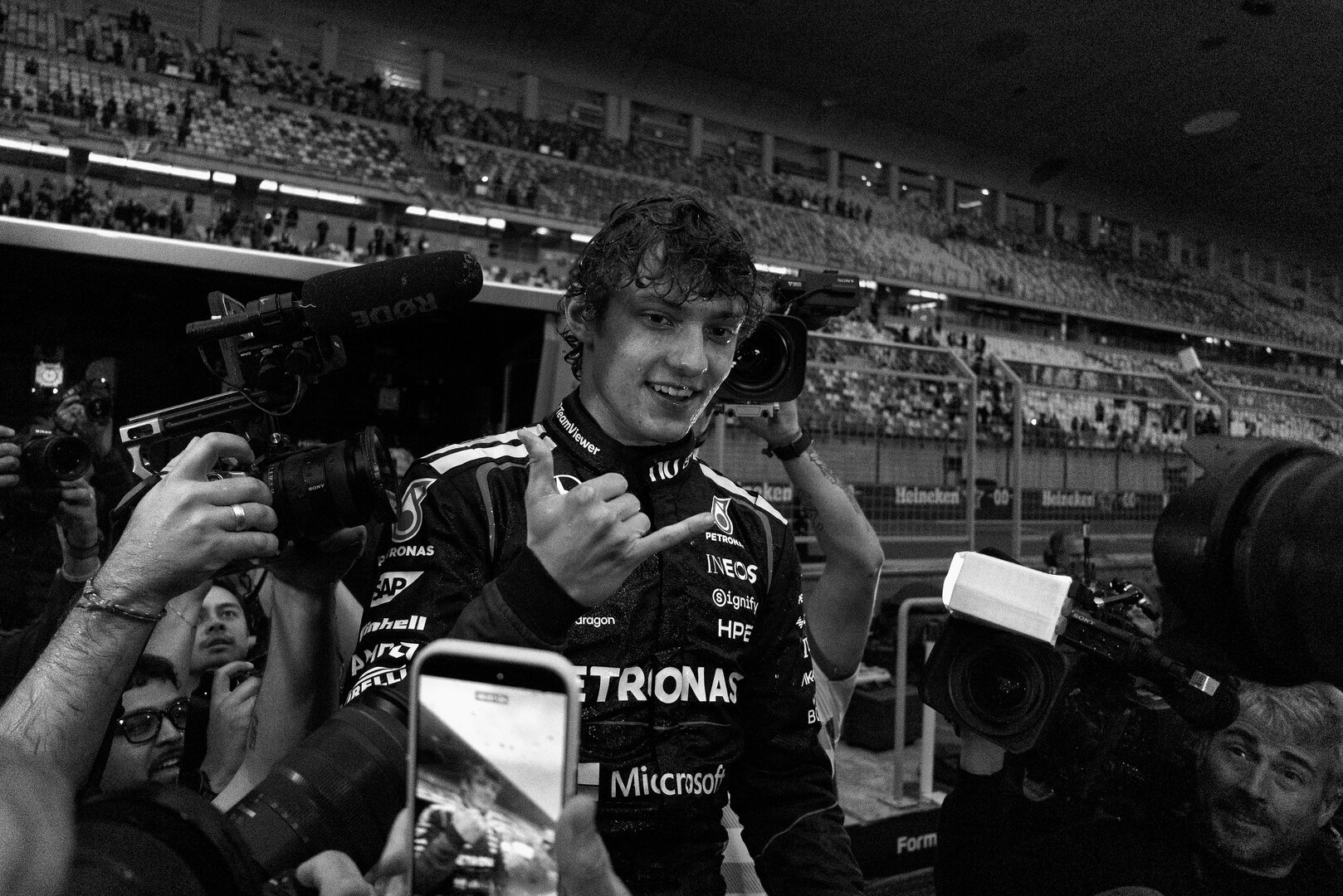 GP CINA, Gara winner Andrea Kimi Antonelli (ITA) Mercedes AMG Formula One Team celebrates with the team.
15.03.2026. Formula 1 World Championship, Rd 2, Chinese Grand Prix, Shanghai, China, Gara Day.
- www.xpbimages.com, EMail: requests@xpbimages.com © Copyright: Denny / XPB Images