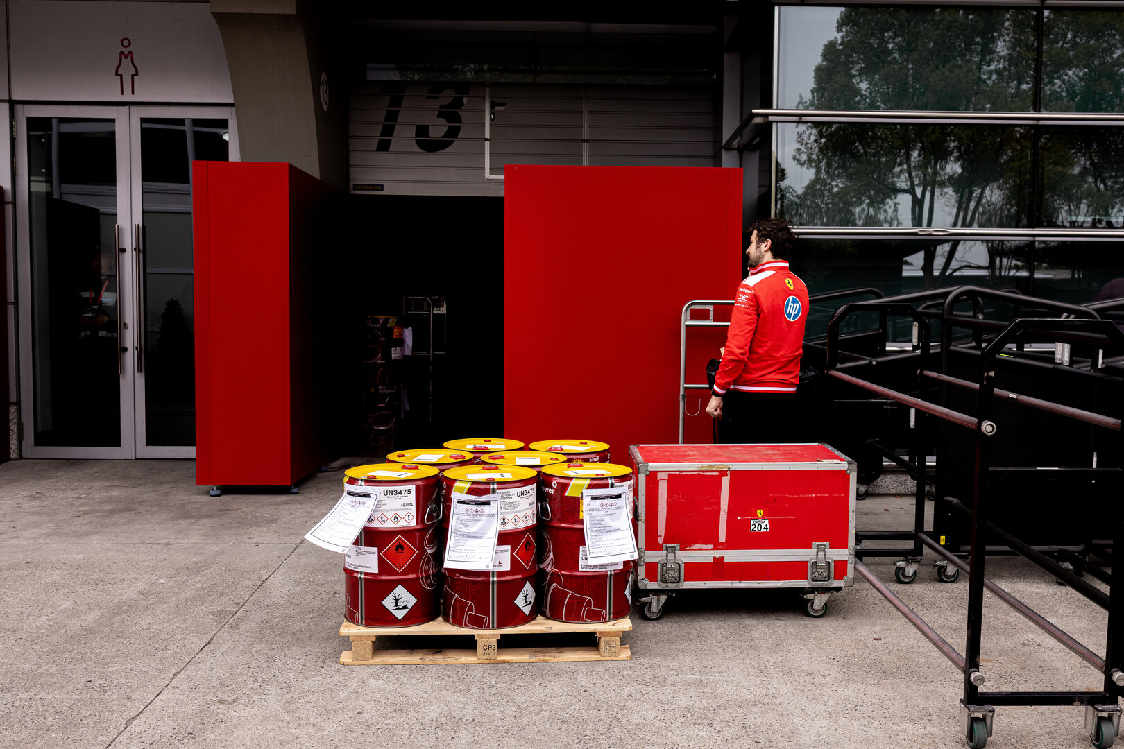 GP CINA, Ferrari with Shell fuel cans.
15.03.2026. Formula 1 World Championship, Rd 2, Chinese Grand Prix, Shanghai, China, Gara Day.
- www.xpbimages.com, EMail: requests@xpbimages.com © Copyright: Denny / XPB Images