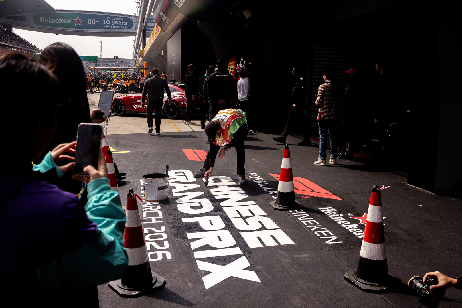 GP CINA, Circuit Atmosfera - parc ferme preparations.
15.03.2026. Formula 1 World Championship, Rd 2, Chinese Grand Prix, Shanghai, China, Gara Day.
- www.xpbimages.com, EMail: requests@xpbimages.com © Copyright: Denny / XPB Images
