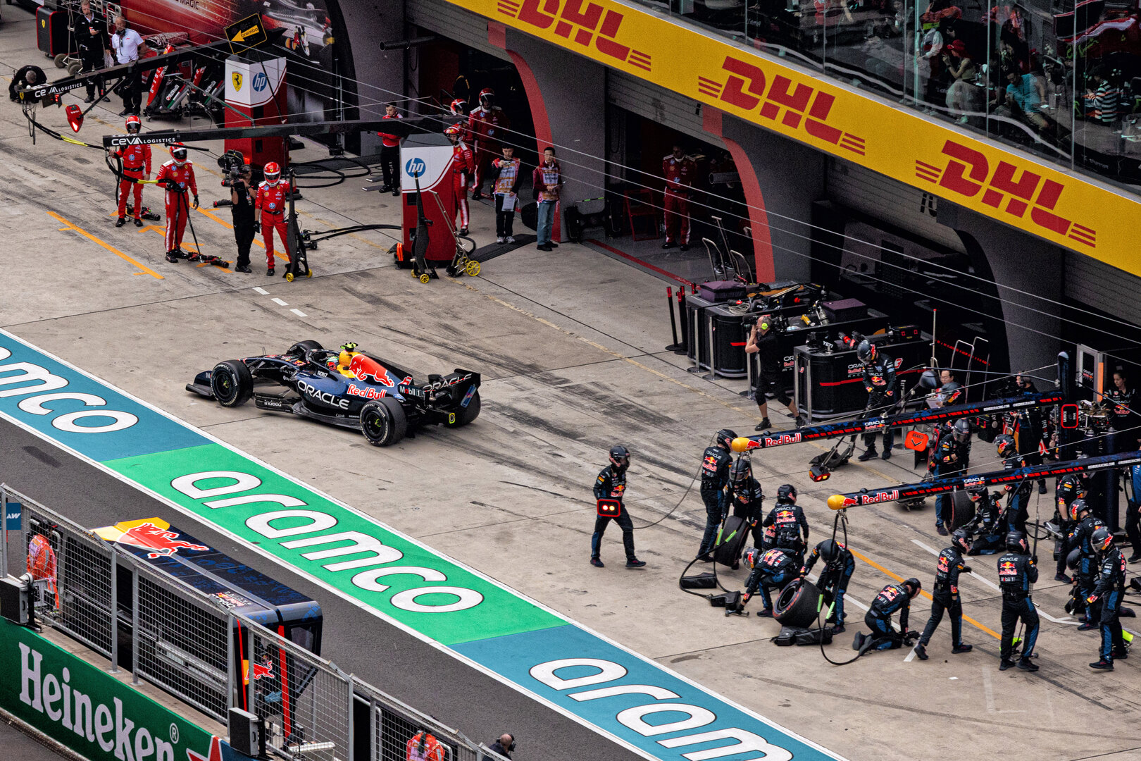 GP CINA, Isack Hadjar (FRA) Red Bull Racing RB22 makes a pit stop.
15.03.2026. Formula 1 World Championship, Rd 2, Chinese Grand Prix, Shanghai, China, Gara Day.
- www.xpbimages.com, EMail: requests@xpbimages.com © Copyright: Denny / XPB Images