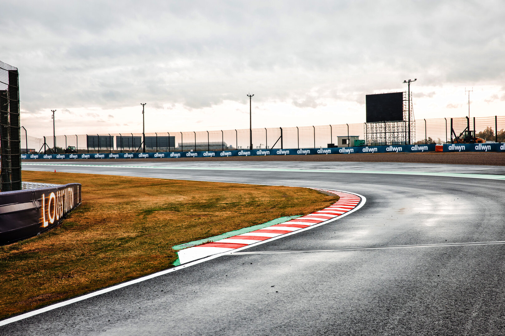 GP GIAPPONE, Circuit detail - 130R.
26.03.2026. Formula 1 World Championship, Rd 3, Japanese Grand Prix, Suzuka, Japan, Preparation Day.
- www.xpbimages.com, EMail: requests@xpbimages.com © Copyright: Bearne / XPB Images