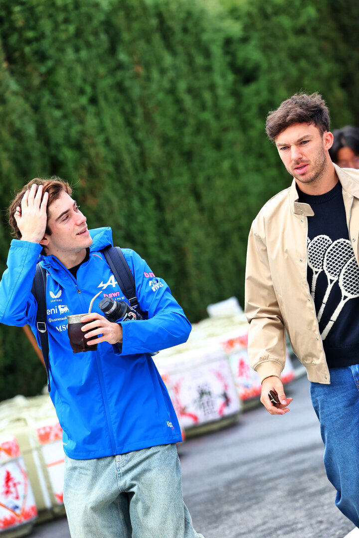 GP GIAPPONE, (L to R): Franco Colapinto (ARG) Alpine F1 Team with Pierre Gasly (FRA) Alpine F1 Team.
26.03.2026. Formula 1 World Championship, Rd 3, Japanese Grand Prix, Suzuka, Japan, Preparation Day.
- www.xpbimages.com, EMail: requests@xpbimages.com © Copyright: Bearne / XPB Images