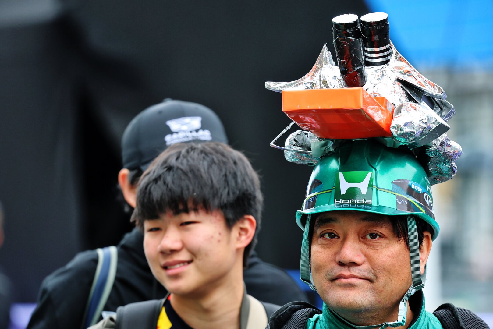 GP GIAPPONE, Circuit Atmosfera - Aston Martin F1 Team fan in the pits.
26.03.2026. Formula 1 World Championship, Rd 3, Japanese Grand Prix, Suzuka, Japan, Preparation Day.
- www.xpbimages.com, EMail: requests@xpbimages.com © Copyright: Batchelor / XPB Images