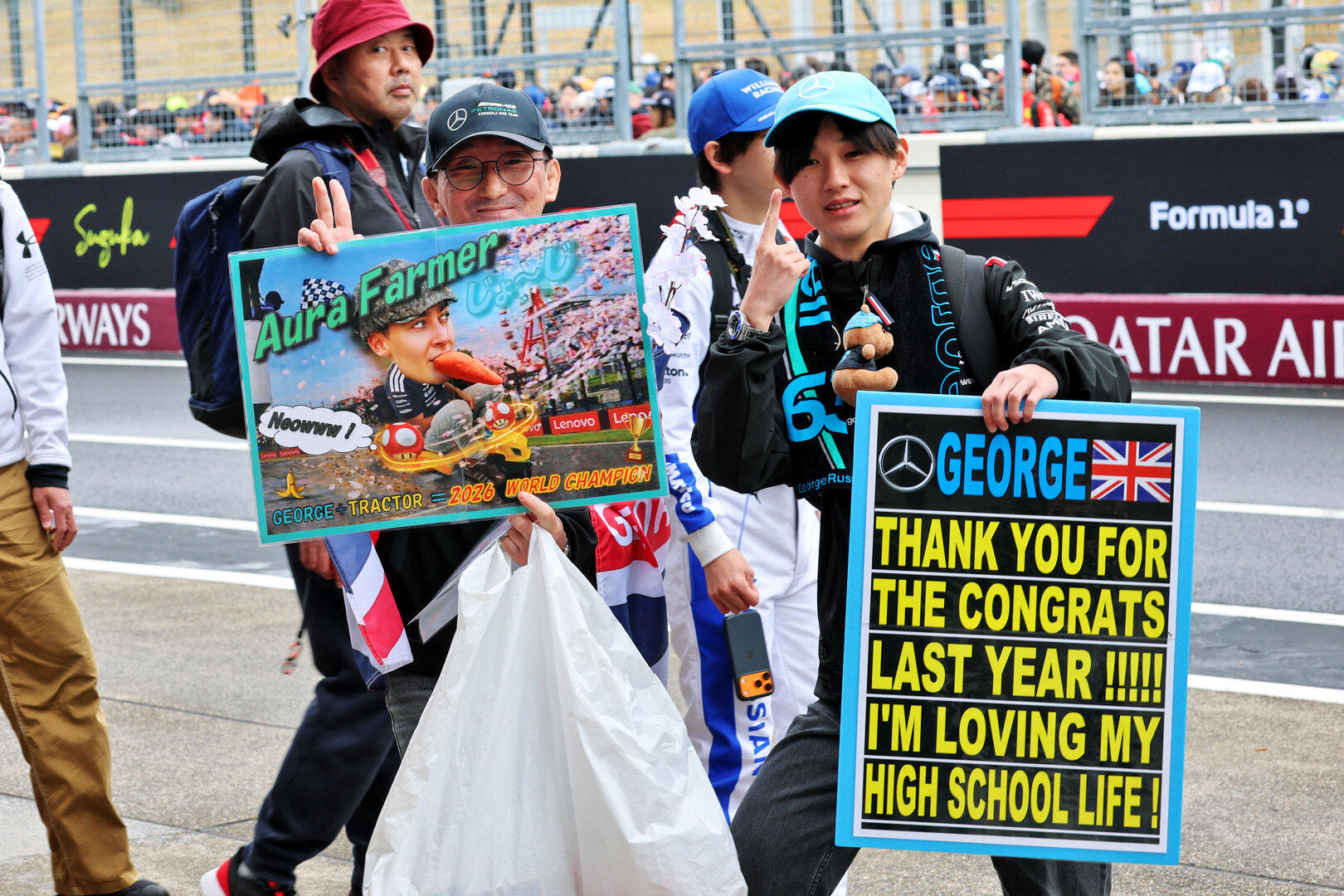 GP GIAPPONE, Circuit Atmosfera - George Russell (GBR) Mercedes AMG Formula One Team fans in the pits.
26.03.2026. Formula 1 World Championship, Rd 3, Japanese Grand Prix, Suzuka, Japan, Preparation Day.
- www.xpbimages.com, EMail: requests@xpbimages.com © Copyright: Batchelor / XPB Images