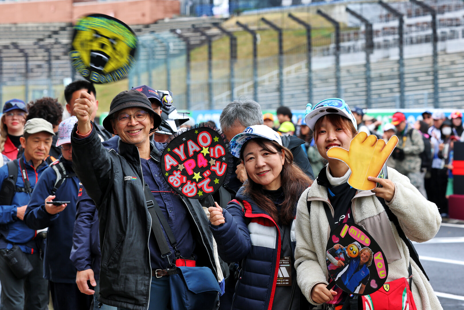 GP GIAPPONE, Circuit Atmosfera - Oliver Bearman (GBR) Haas F1 Team fans in the pits.
26.03.2026. Formula 1 World Championship, Rd 3, Japanese Grand Prix, Suzuka, Japan, Preparation Day.
- www.xpbimages.com, EMail: requests@xpbimages.com © Copyright: Batchelor / XPB Images