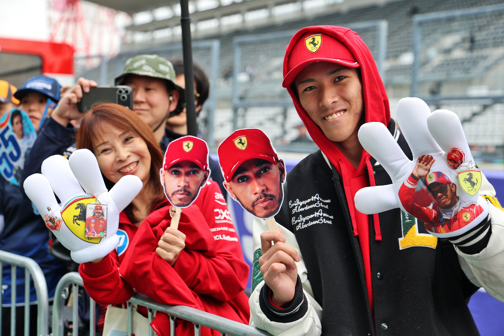 GP GIAPPONE, Circuit Atmosfera - Lewis Hamilton (GBR) Ferrari fans in the pits.
26.03.2026. Formula 1 World Championship, Rd 3, Japanese Grand Prix, Suzuka, Japan, Preparation Day.
- www.xpbimages.com, EMail: requests@xpbimages.com © Copyright: Batchelor / XPB Images