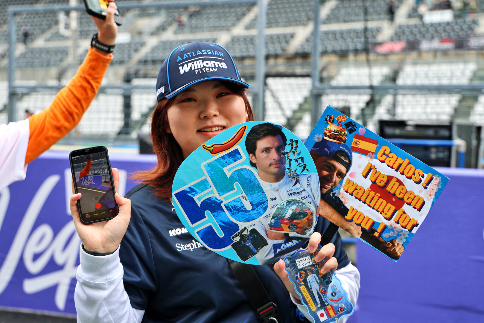 GP GIAPPONE, Circuit Atmosfera - Carlos Sainz (ESP) Williams F1 Team fan in the pits.
26.03.2026. Formula 1 World Championship, Rd 3, Japanese Grand Prix, Suzuka, Japan, Preparation Day.
- www.xpbimages.com, EMail: requests@xpbimages.com © Copyright: Batchelor / XPB Images