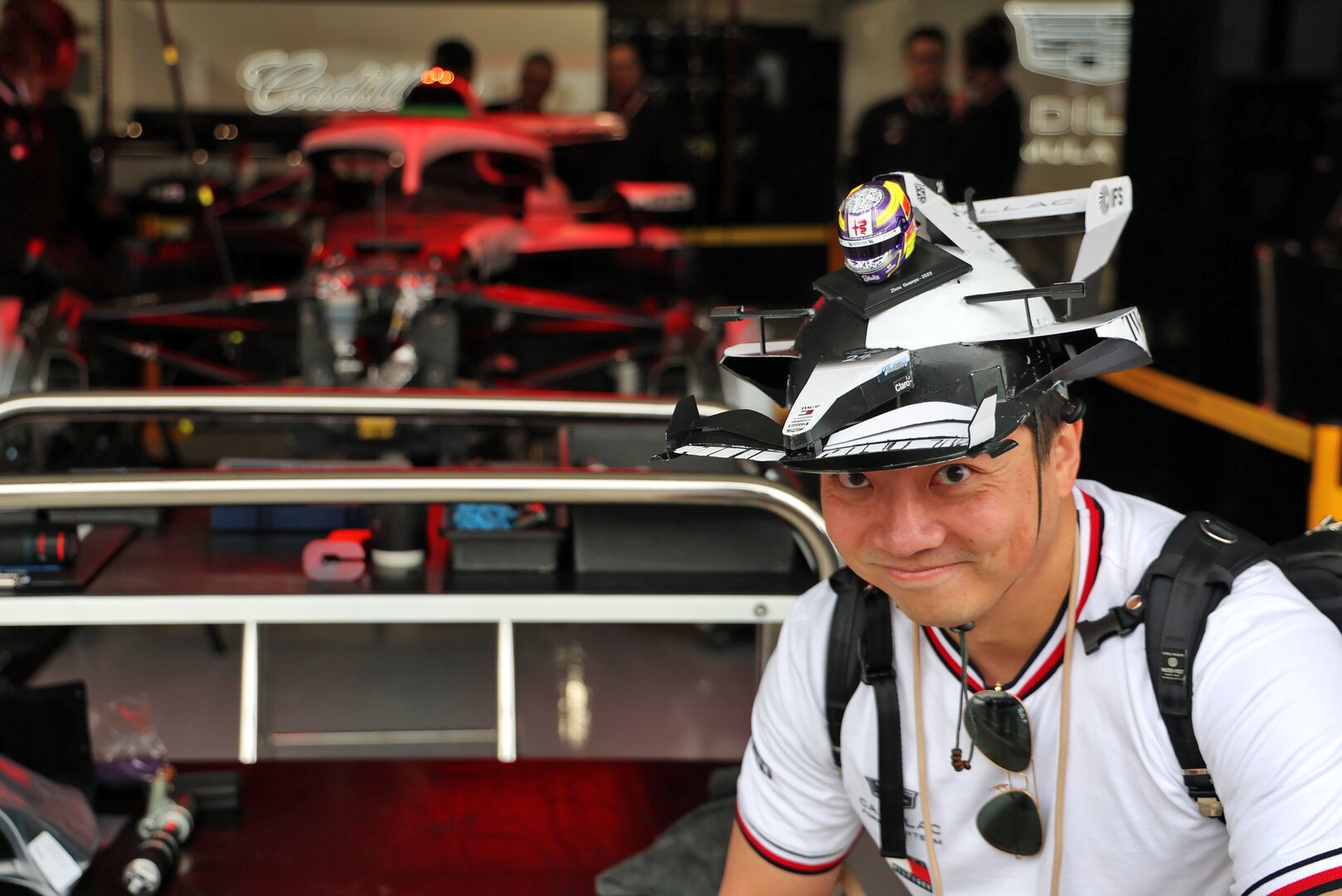 GP GIAPPONE, Circuit Atmosfera - Cadillac Formula 1 Team fan in the pits.
26.03.2026. Formula 1 World Championship, Rd 3, Japanese Grand Prix, Suzuka, Japan, Preparation Day.
- www.xpbimages.com, EMail: requests@xpbimages.com © Copyright: Batchelor / XPB Images