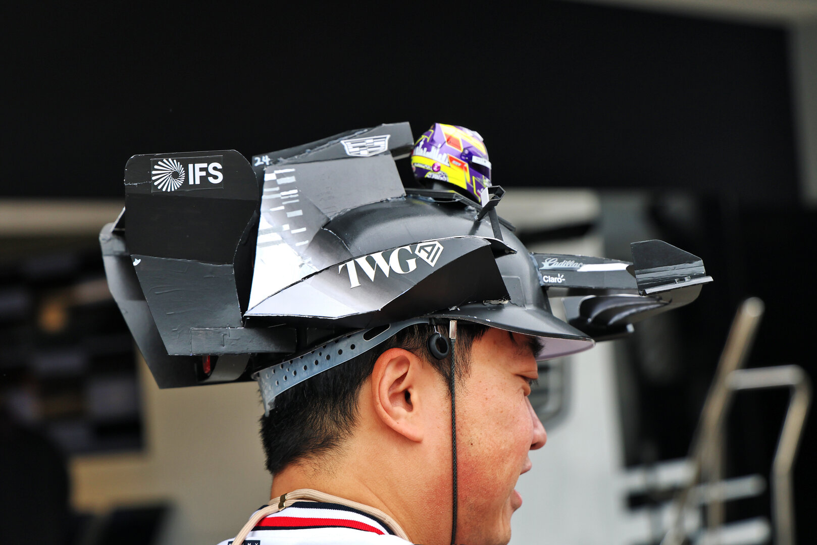 GP GIAPPONE, Circuit Atmosfera - Cadillac Formula 1 Team fan in the pits.
26.03.2026. Formula 1 World Championship, Rd 3, Japanese Grand Prix, Suzuka, Japan, Preparation Day.
- www.xpbimages.com, EMail: requests@xpbimages.com © Copyright: Batchelor / XPB Images