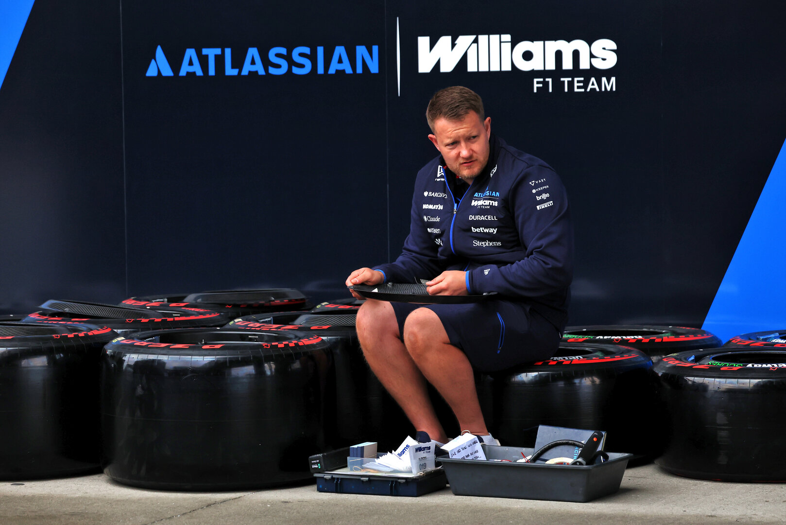 GP GIAPPONE, Williams F1 Team mechanic with Pirelli tyres.
26.03.2026. Formula 1 World Championship, Rd 3, Japanese Grand Prix, Suzuka, Japan, Preparation Day.
 - www.xpbimages.com, EMail: requests@xpbimages.com © Copyright: Rew / XPB Images