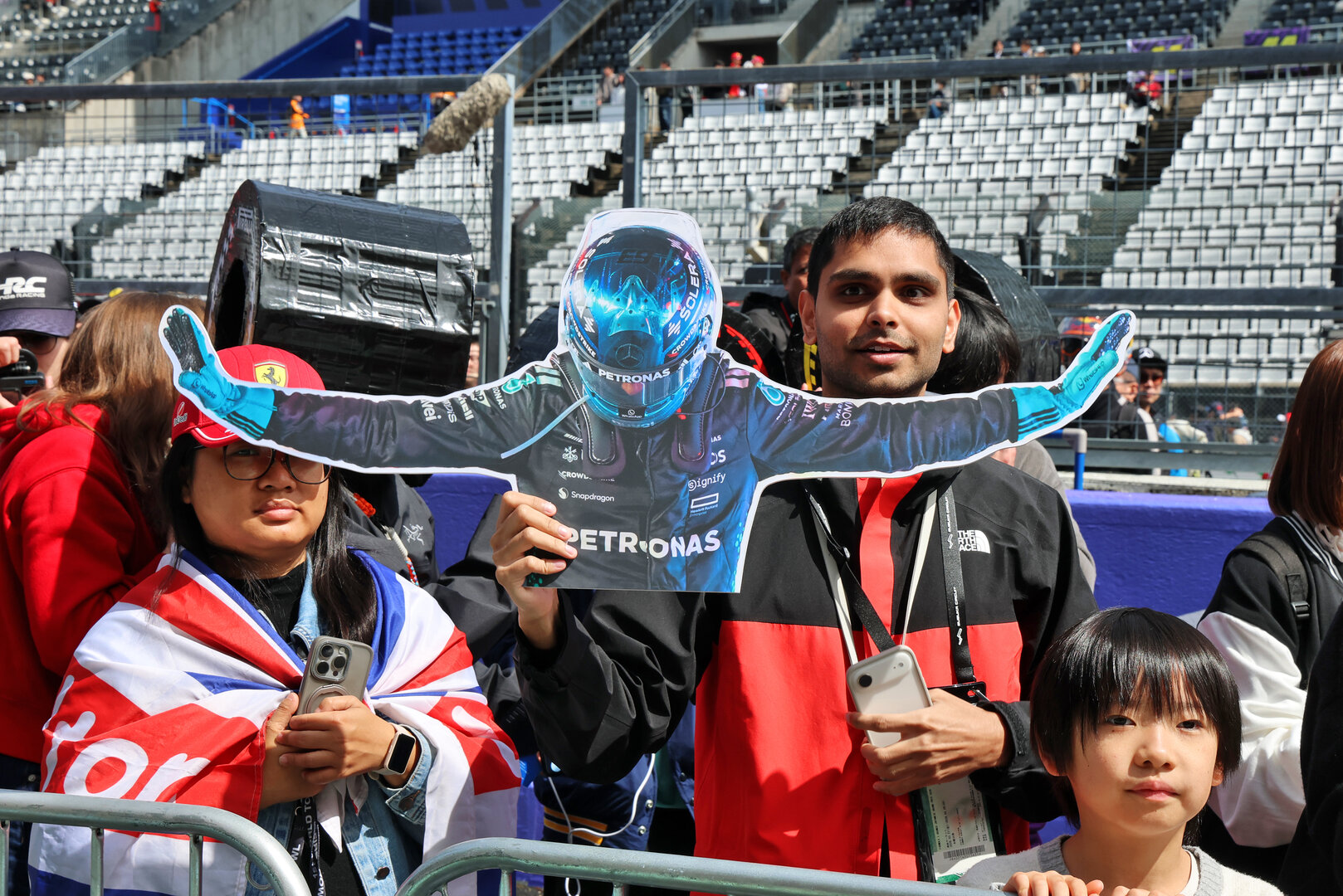 GP GIAPPONE, Circuit Atmosfera - George Russell (GBR) Mercedes AMG Formula One Team fan in the pits.
26.03.2026. Formula 1 World Championship, Rd 3, Japanese Grand Prix, Suzuka, Japan, Preparation Day.
- www.xpbimages.com, EMail: requests@xpbimages.com © Copyright: Batchelor / XPB Images