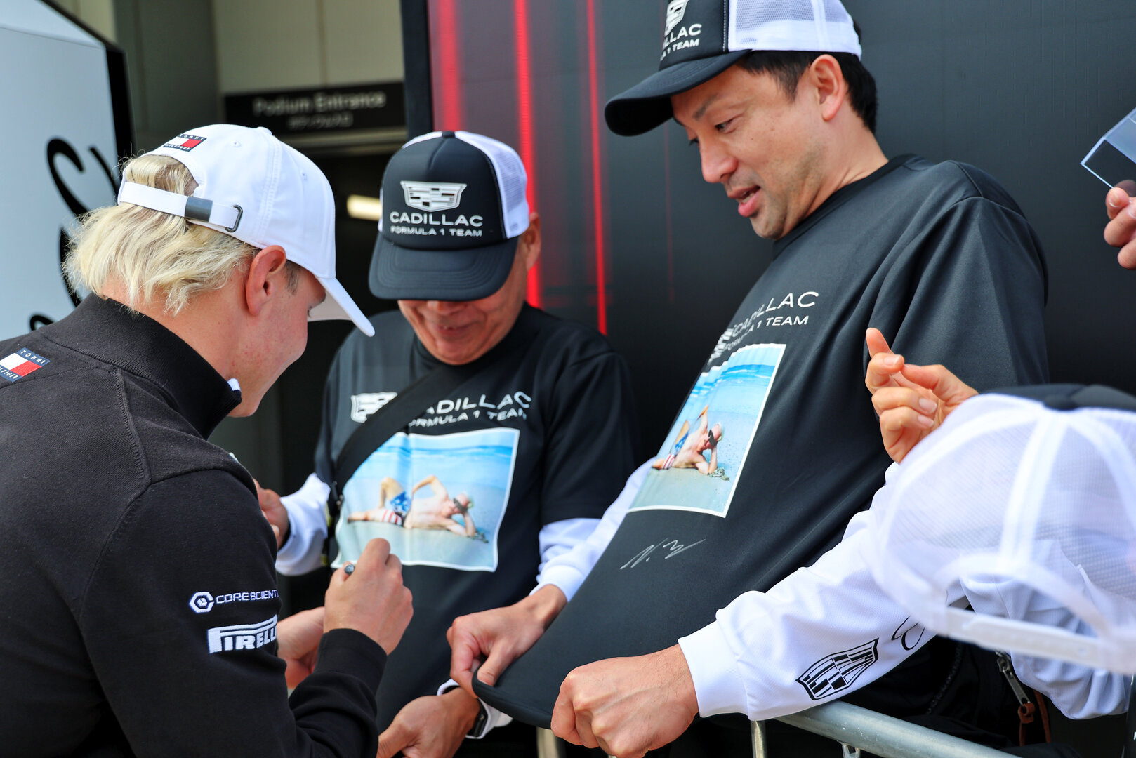 GP GIAPPONE, Valtteri Bottas (FIN) Cadillac Formula 1 Team with fans.
26.03.2026. Formula 1 World Championship, Rd 3, Japanese Grand Prix, Suzuka, Japan, Preparation Day.
- www.xpbimages.com, EMail: requests@xpbimages.com © Copyright: Batchelor / XPB Images