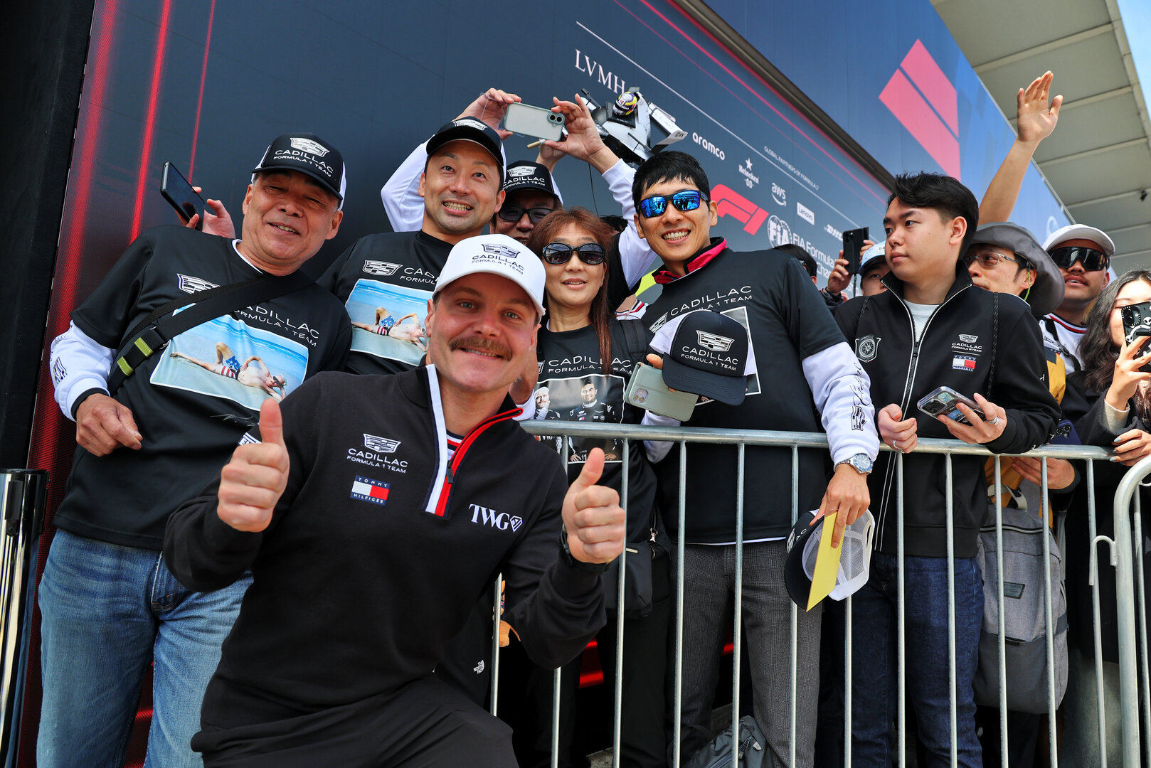 GP GIAPPONE, Valtteri Bottas (FIN) Cadillac Formula 1 Team with fans.
26.03.2026. Formula 1 World Championship, Rd 3, Japanese Grand Prix, Suzuka, Japan, Preparation Day.
- www.xpbimages.com, EMail: requests@xpbimages.com © Copyright: Batchelor / XPB Images