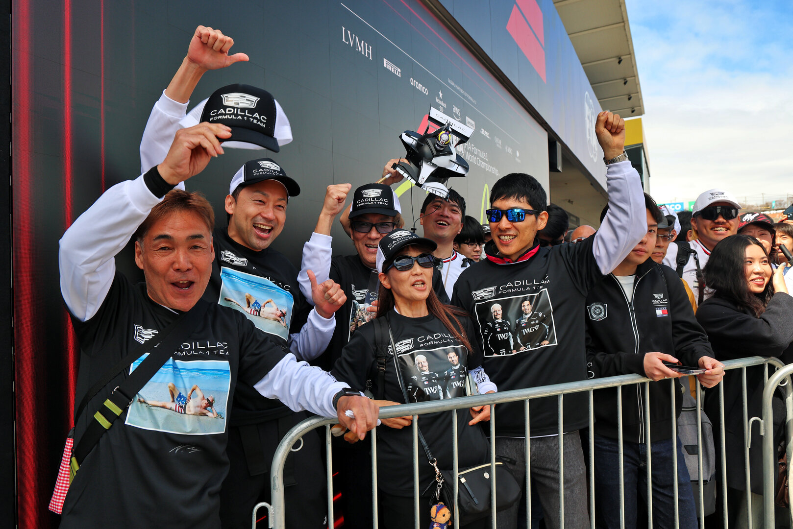 GP GIAPPONE, Circuit Atmosfera - Cadillac Formula 1 Team fans in the pits.
26.03.2026. Formula 1 World Championship, Rd 3, Japanese Grand Prix, Suzuka, Japan, Preparation Day.
- www.xpbimages.com, EMail: requests@xpbimages.com © Copyright: Batchelor / XPB Images