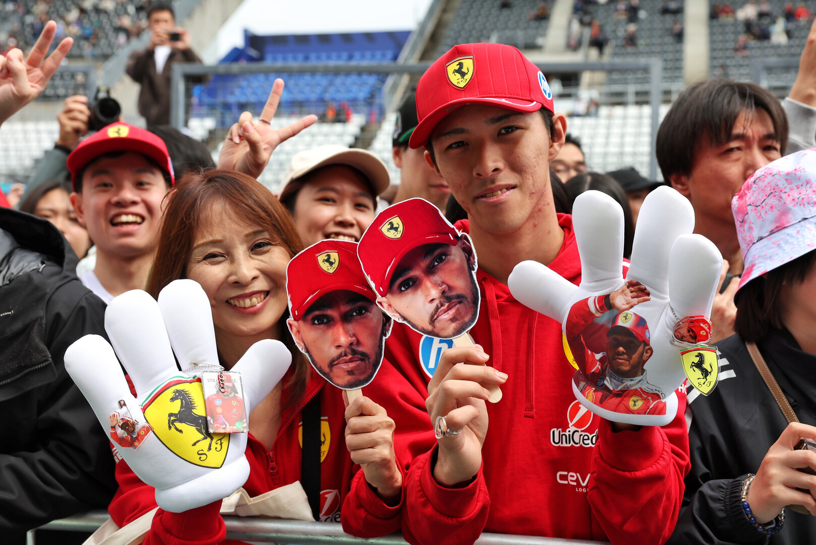 GP GIAPPONE, Circuit Atmosfera - Lewis Hamilton (GBR) Ferrari fans in the pits.
26.03.2026. Formula 1 World Championship, Rd 3, Japanese Grand Prix, Suzuka, Japan, Preparation Day.
- www.xpbimages.com, EMail: requests@xpbimages.com © Copyright: Bearne / XPB Images