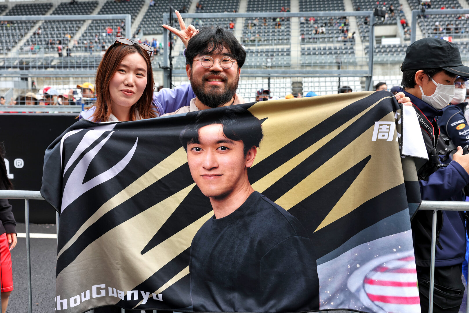 GP GIAPPONE, Circuit Atmosfera - Zhou Guanyu (CHN) Cadillac Formula 1 Team Reserve Driver fans in the pits.
26.03.2026. Formula 1 World Championship, Rd 3, Japanese Grand Prix, Suzuka, Japan, Preparation Day.
- www.xpbimages.com, EMail: requests@xpbimages.com © Copyright: Bearne / XPB Images