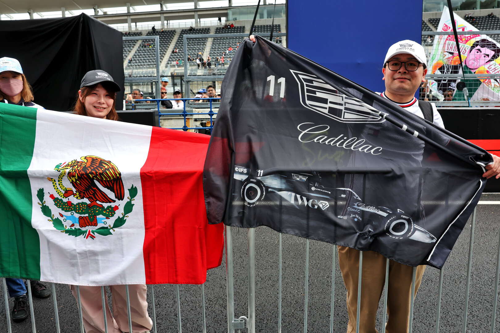 GP GIAPPONE, Circuit Atmosfera - Sergio Perez (MEX) Cadillac Formula 1 Team fans in the pits.
26.03.2026. Formula 1 World Championship, Rd 3, Japanese Grand Prix, Suzuka, Japan, Preparation Day.
- www.xpbimages.com, EMail: requests@xpbimages.com © Copyright: Bearne / XPB Images